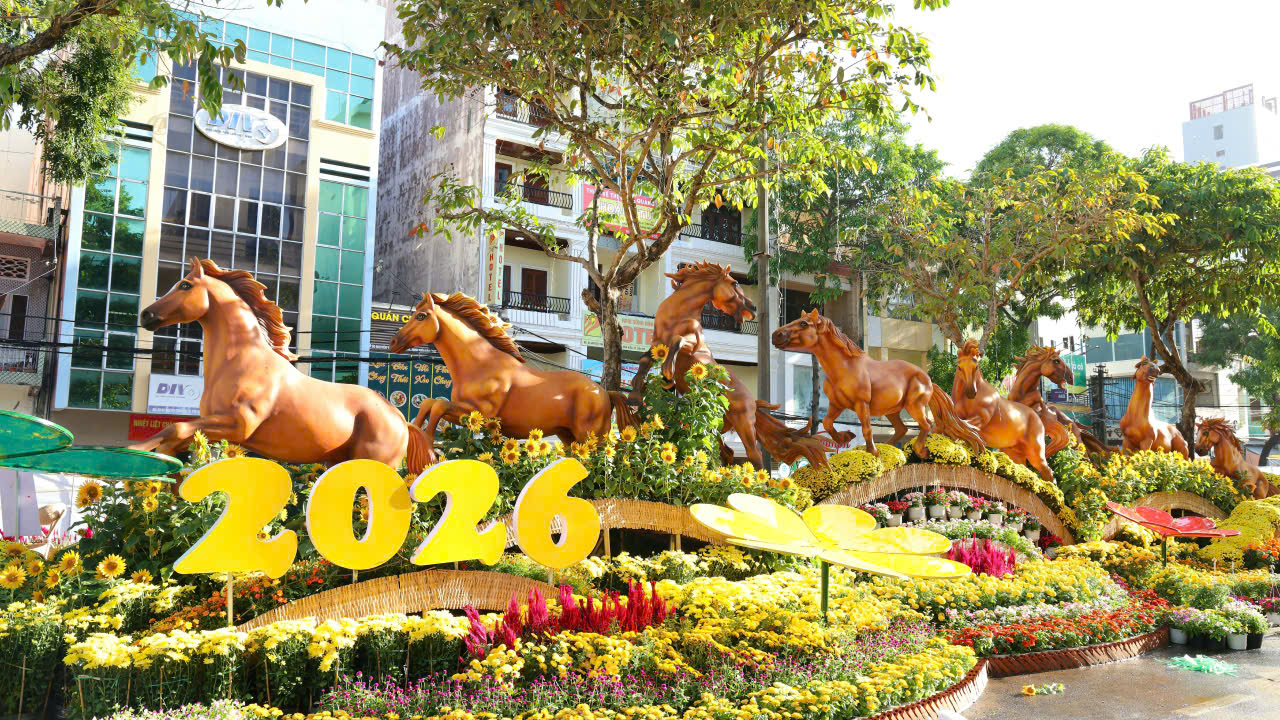 Mô hình mã đáo thành công cưỡi trên sóng hoa... Ảnh: Trung Phạm