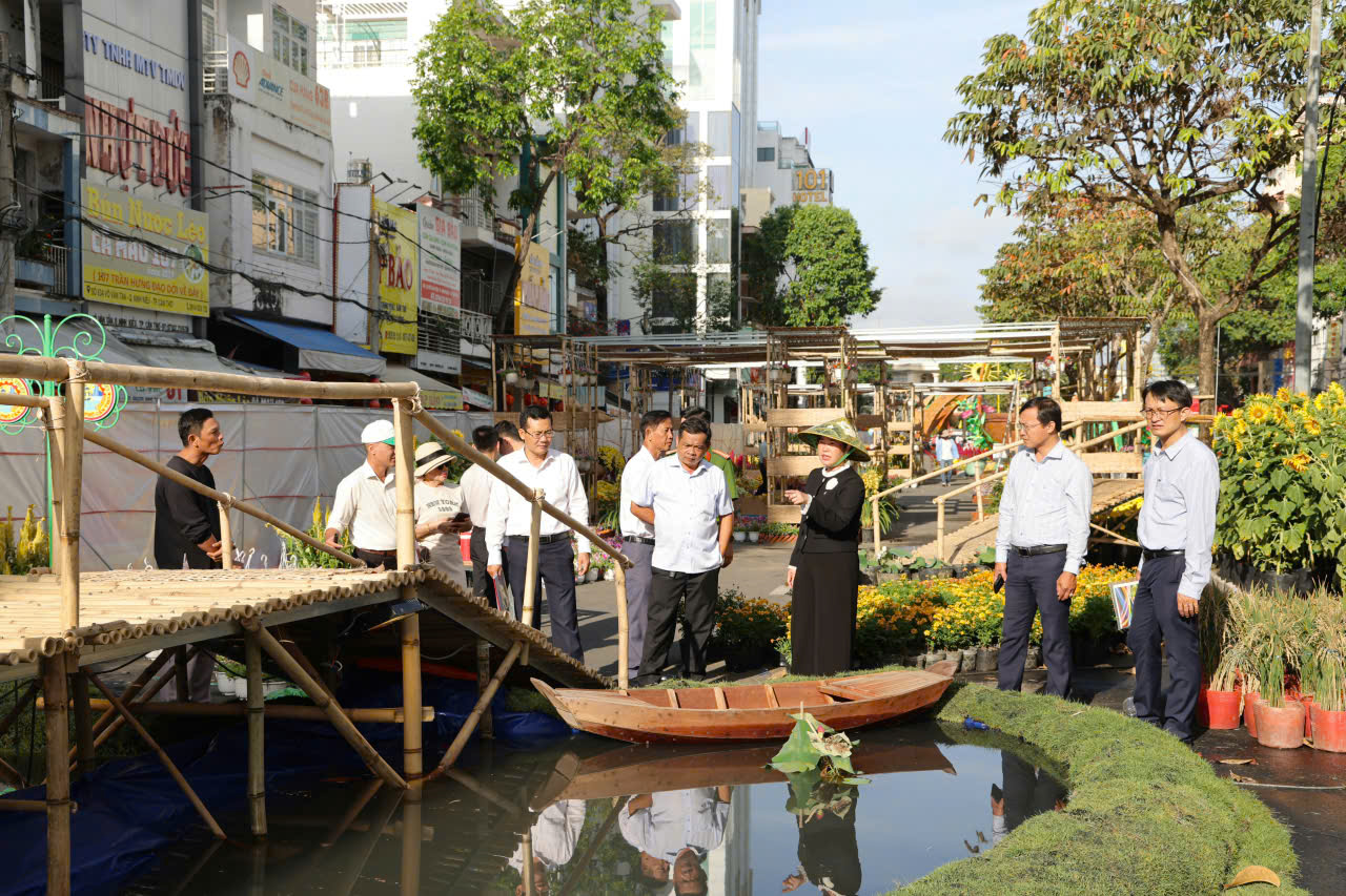 Lãnh đạo UBND TP Cần Thơ cùng các sở ngành chức năng, đi kiểm tra thi công đường hoa vào ngày 12/2. Ảnh: Trung Phạm