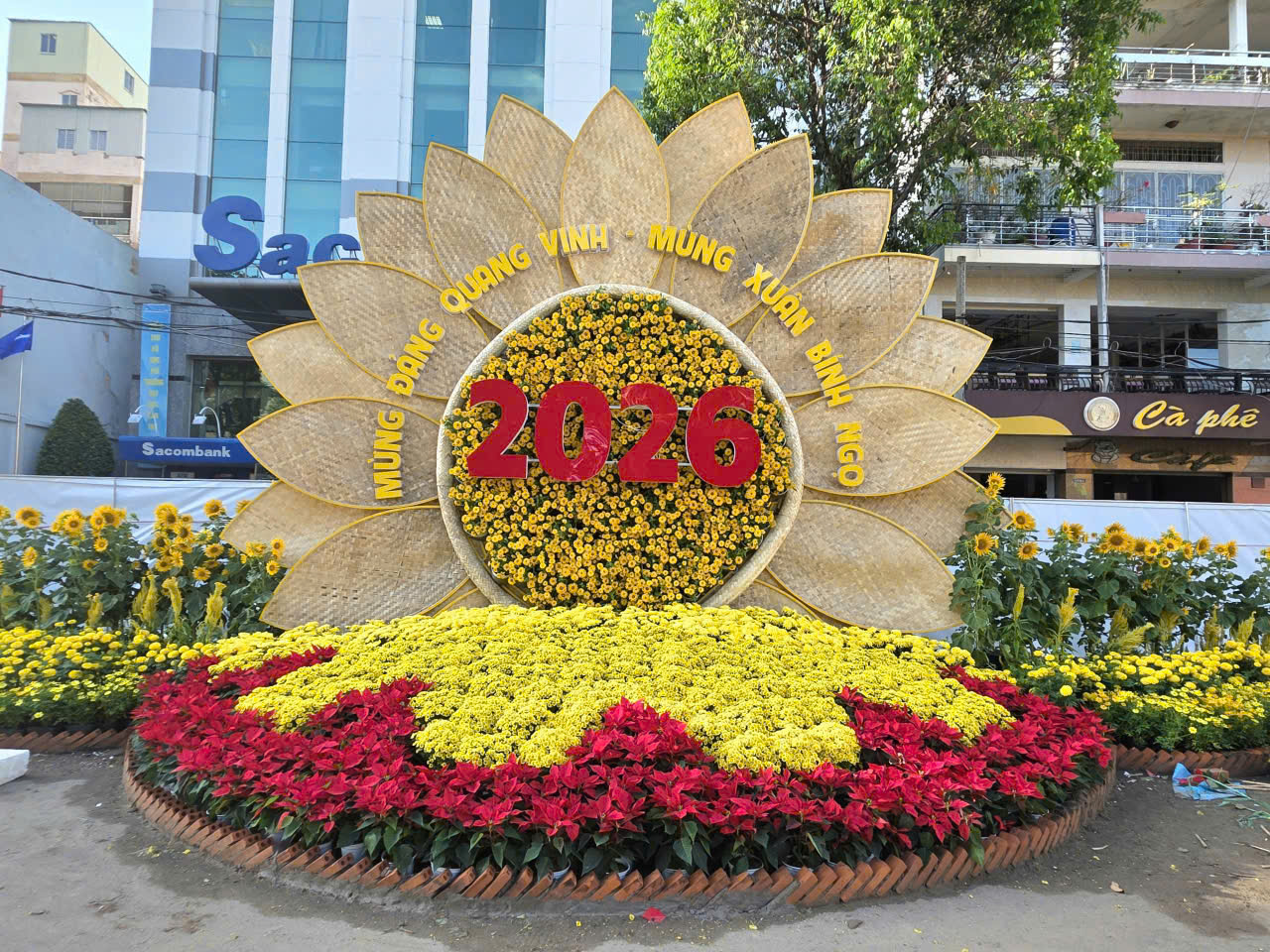 khai mạc vào tối ngày 14/2 (nhằm ngày 27 tháng Chạp), phục vụ người dân và du khách vui xuân đến ngày 21/2 (nhằm ngày mùng 5 Tết).