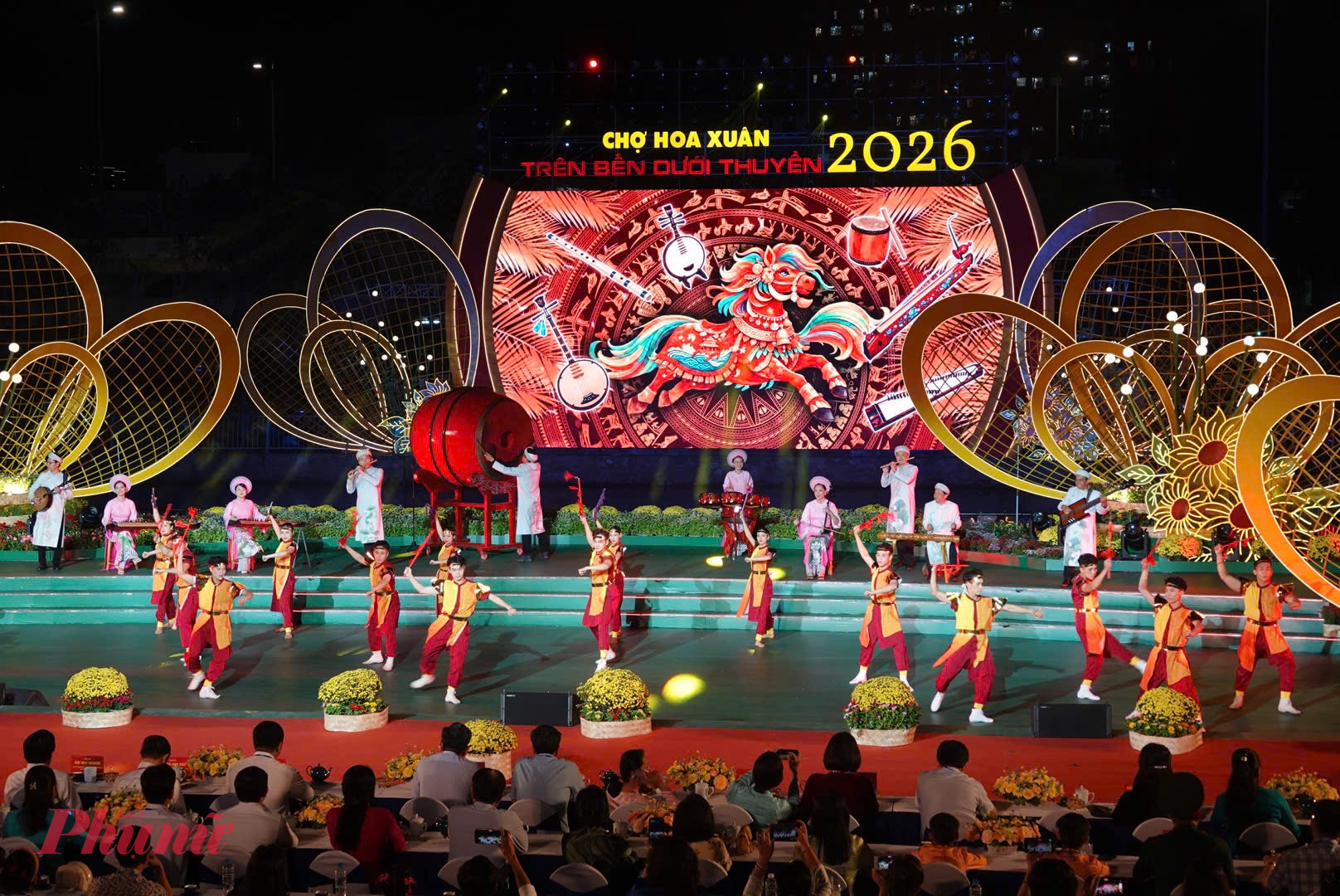 Giữa lòng thành phố, rực rỡ chợ hoa xuân trên bến dưới thuyến Lễ khai mạc không gian Trên bến, dưới thuyền tại TPHCM.