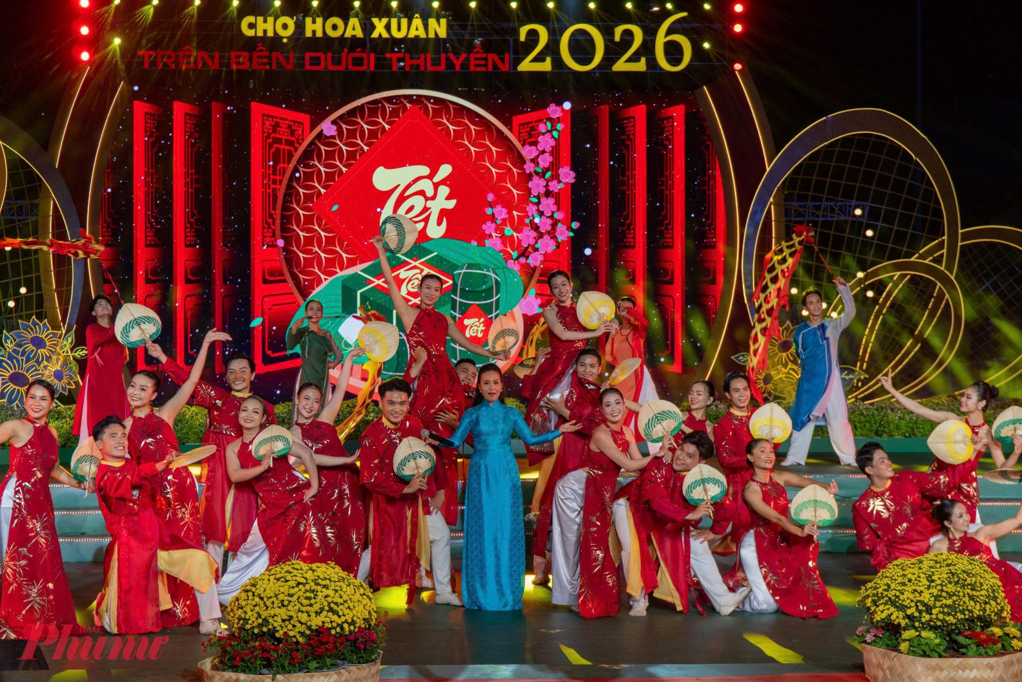 Giữa lòng thành phố, rực rỡ chợ hoa xuân trên bến dưới thuyến Ca sĩ Cẩm Ly biểu diễn tại đêm khai mạc không gian Trên bến, dưới thuyền.