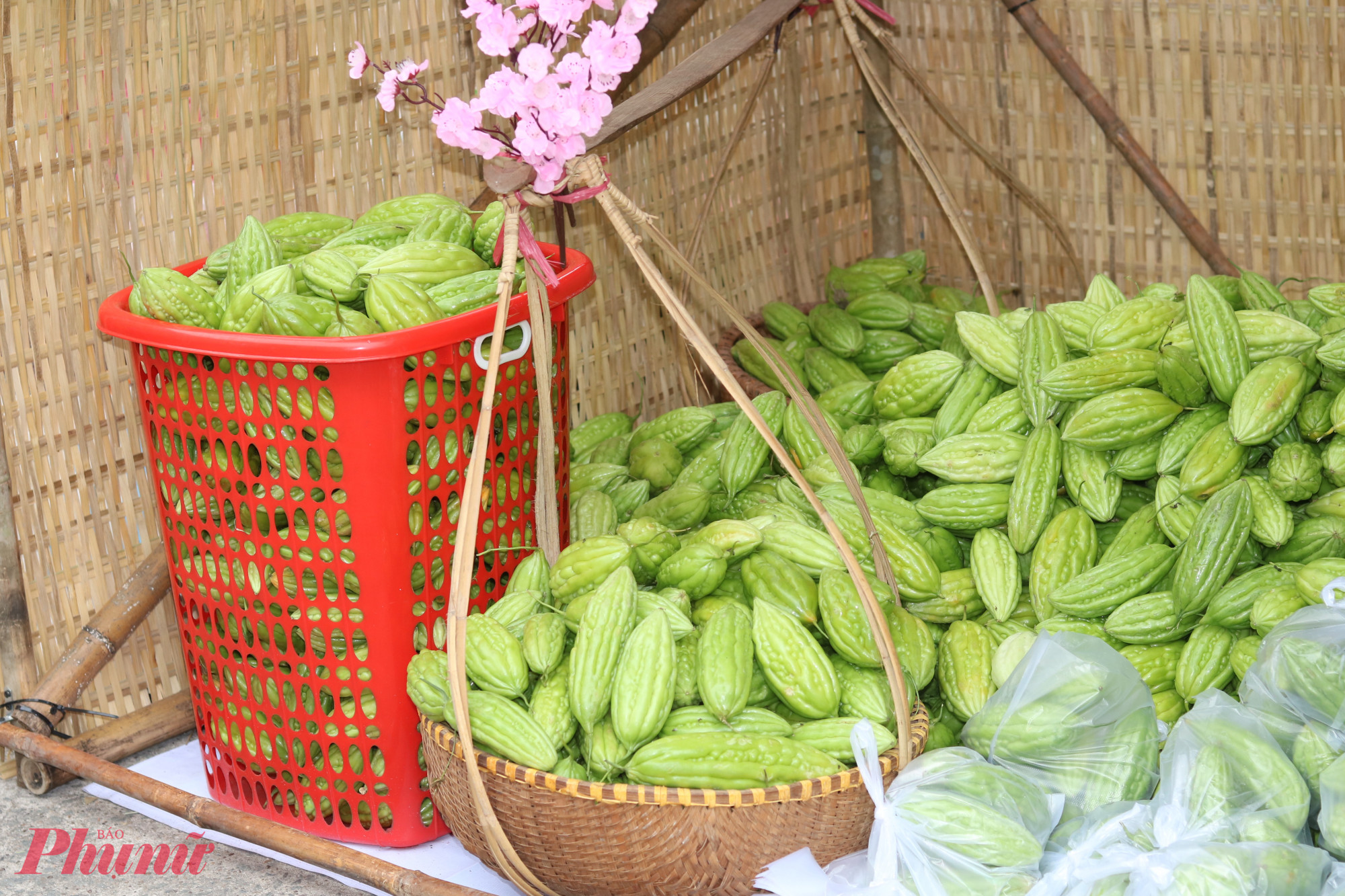 Các mặt hàng được bày biện trong chợ - Ảnh: Mẫn Nhi