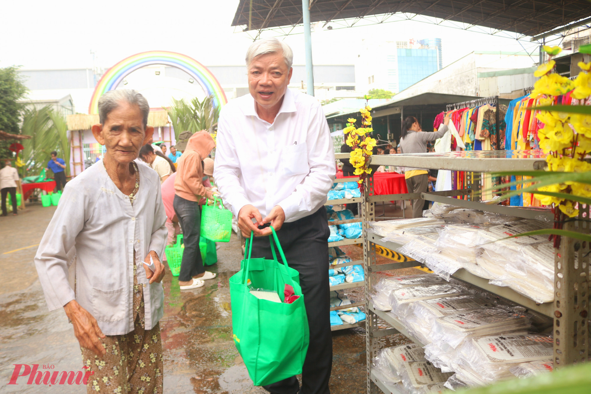 Ông Nguyễn Tuấn Khanh – Chủ tịch Ủy ban MTTQ Việt Nam phường Tăng Nhơn Phú - phụ giúp những người lớn tuổi, đi lại khó khăn mua hàng tại chợ - Ảnh: Mẫn Nhi