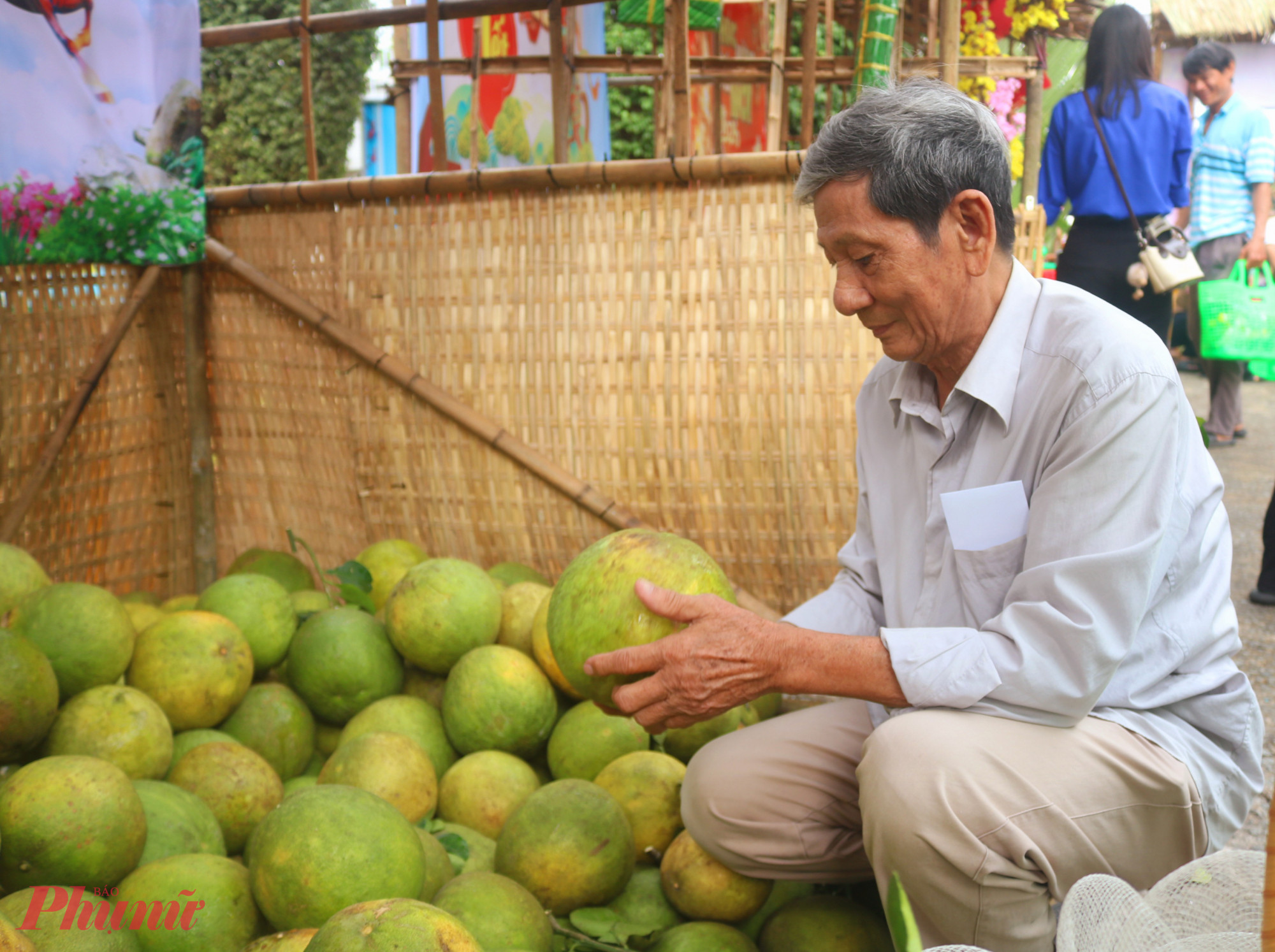 Đại diện các hộ dân thoải mái lựa chọn rau trái trong chợ - Ảnh: Mẫn Nhi
