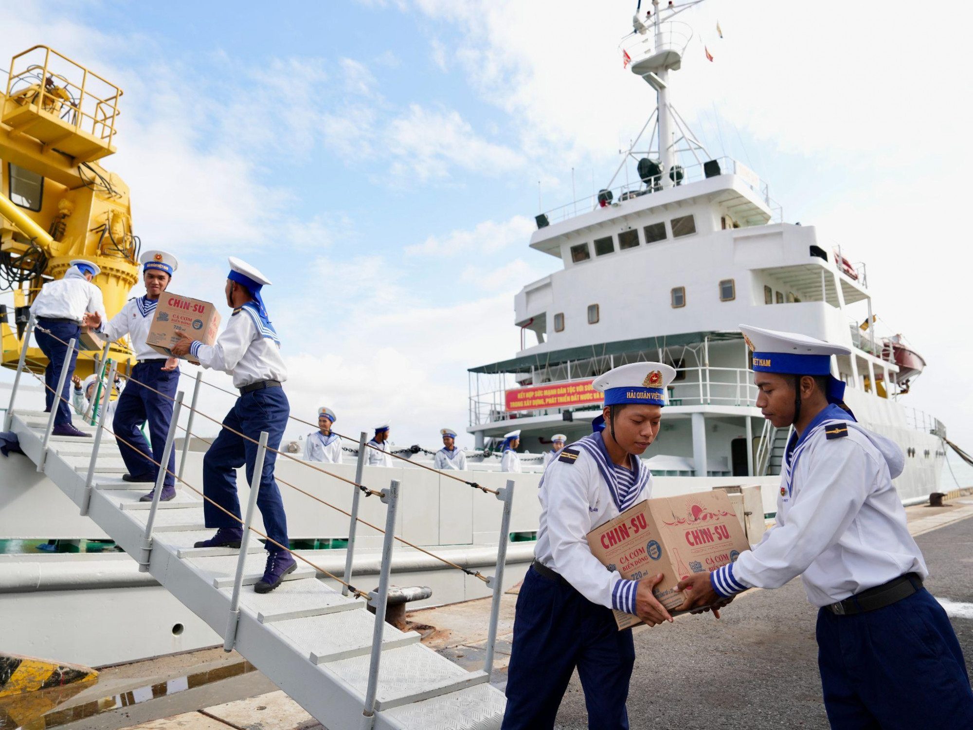 Những chai nước mắm CHIN-SU Cá Cơm Biển Đông chính là tình cảm của đất liền gửi đến các cán bộ chiến sĩ xa nhà bảo vệ Tổ quốc - Ảnh: Masan