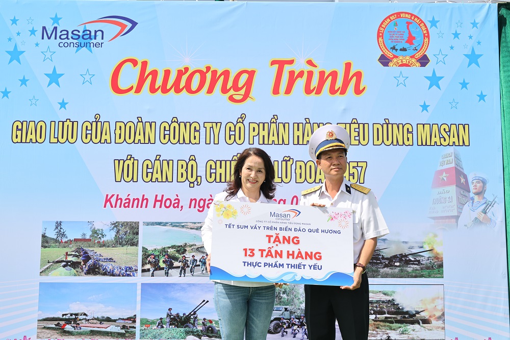 Đại diện Công ty cổ Phần Masan trao tặng 13 tấn hàng thực phẩm thiết yếu đến các chiến sỹ, cán bộ Vùng 4 Hải Quân - Ảnh: Masan