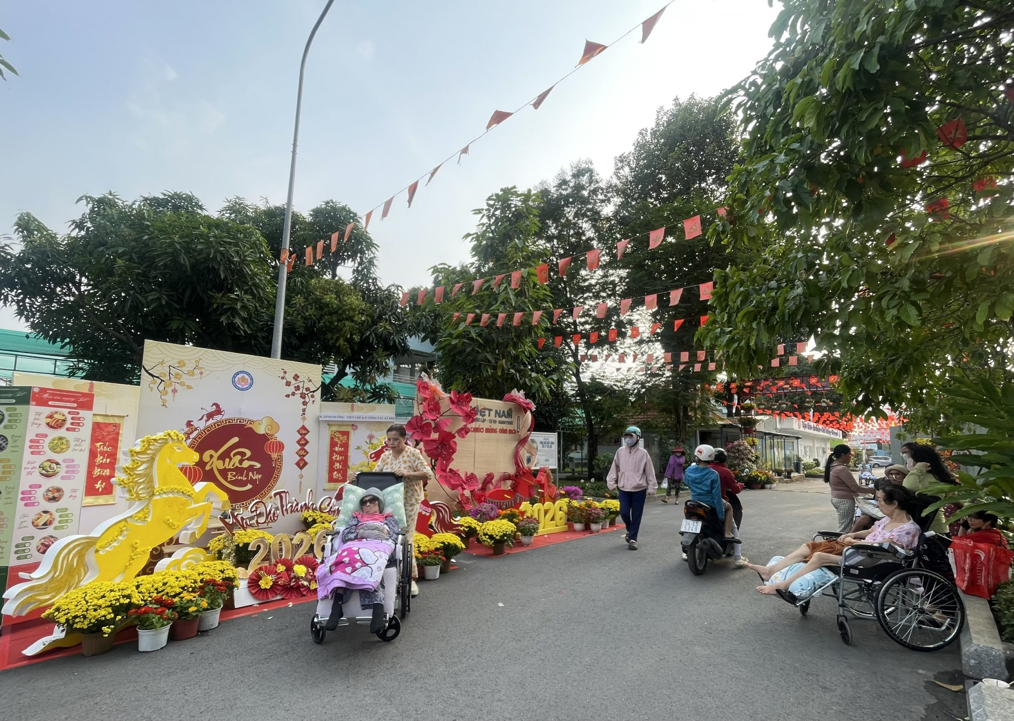 Không gian bệnh viện những ngày tết được trang trí lộng lẫy, tràn ngập sắc xuân cho bệnh nhân chút hương vị tết cổ truyền - Ảnh: Diệu Hiền