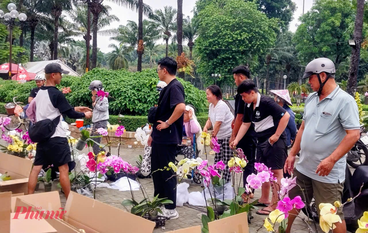 Ngoài Công viên 23/9, khu vực công viên Gia Định cũng tấp nập người mua sắm những ngày cận tết. 