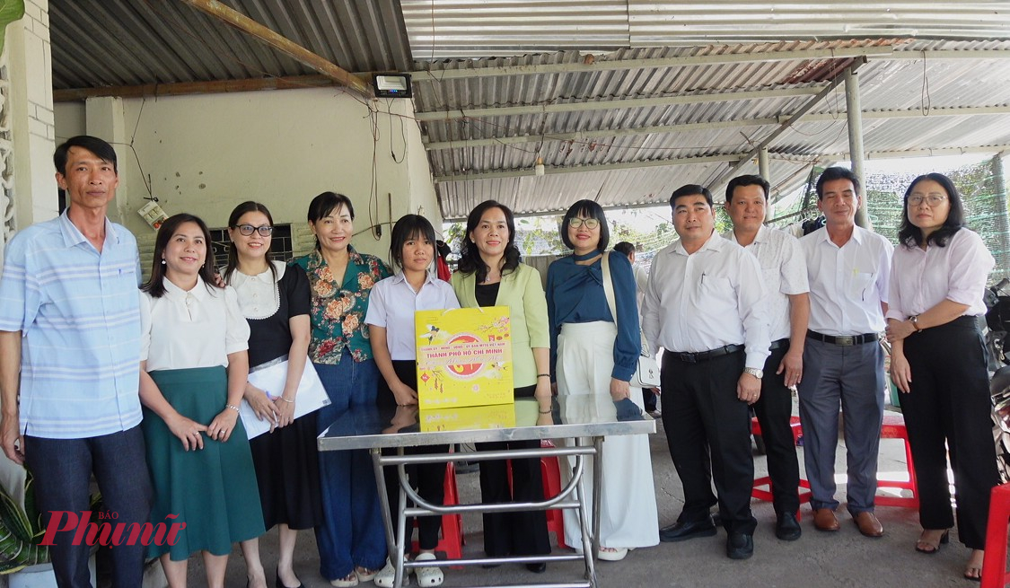 Thăm và tặng quà em Trịnh Thị Thu Thảo, mồ côi cha mẹ