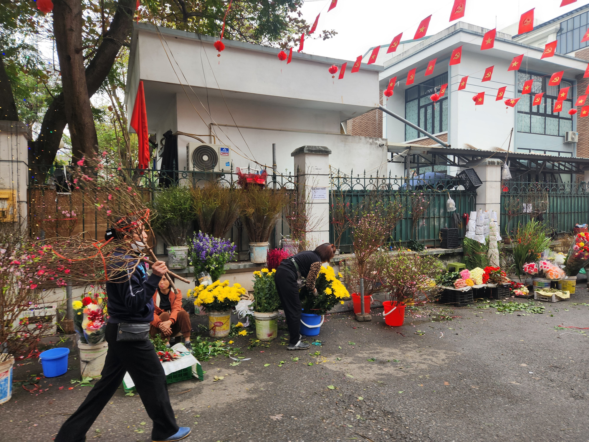 Tết để trở về Không khí mua bán ở chợ rộn ràng hơn ngày thường - Ảnh: T.A