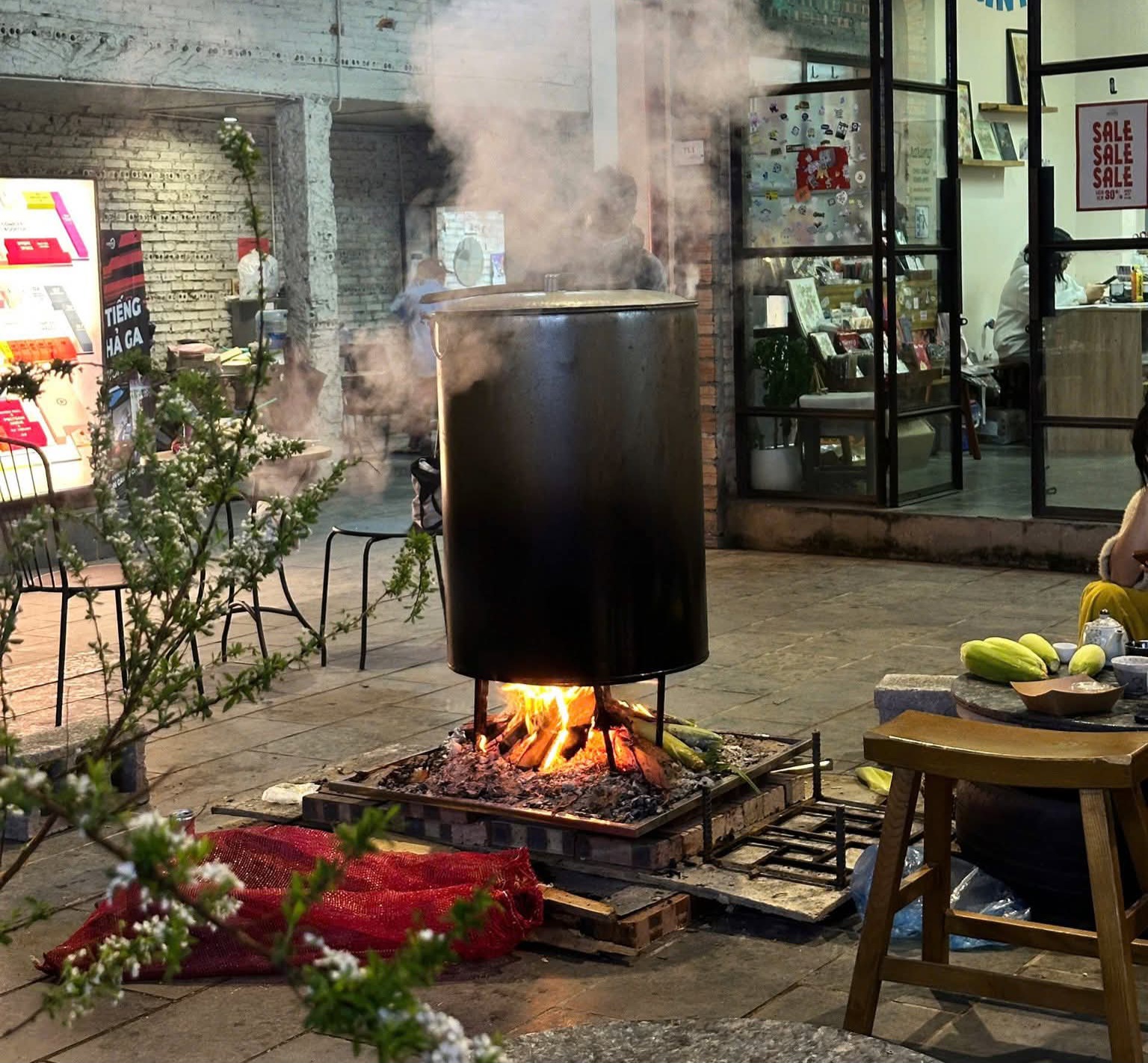 Tết để trở về Nồi bánh chưng tỏa hơi nghi ngút - Ảnh: Complex 01