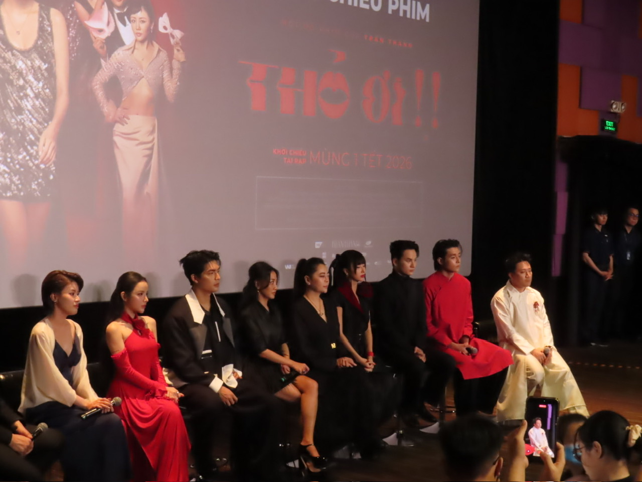 Đoàn phim giao lưu sau buổi chiếu 