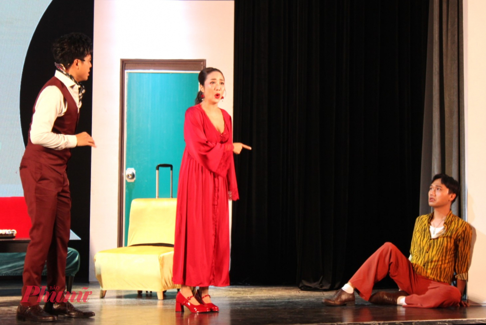 Ốc Thanh Vân và 2 bạn diễn Thanh Duy và Xuân Nghị trong vở náo kịch Bắt cá 3 tay