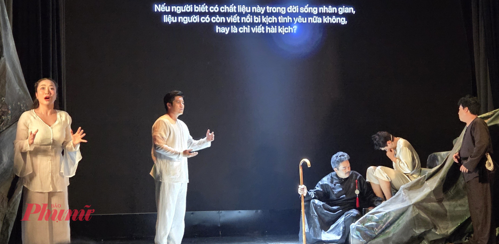 Nên Vân làm Nguyệt Hạ cũng với cái tâm thế làm sao để có thể lồng ghép được những yếu tố văn hóa Việt Nam mình lại lồng ghép được vào 1 câu chuyện kinh điển của phương tây nhưng mà ngoài lời thoại thì nó còn phải bằng âm nhạc, bằng hình thể, bằng nghệ thuật múa và nhiều cách kể chuyện khác.