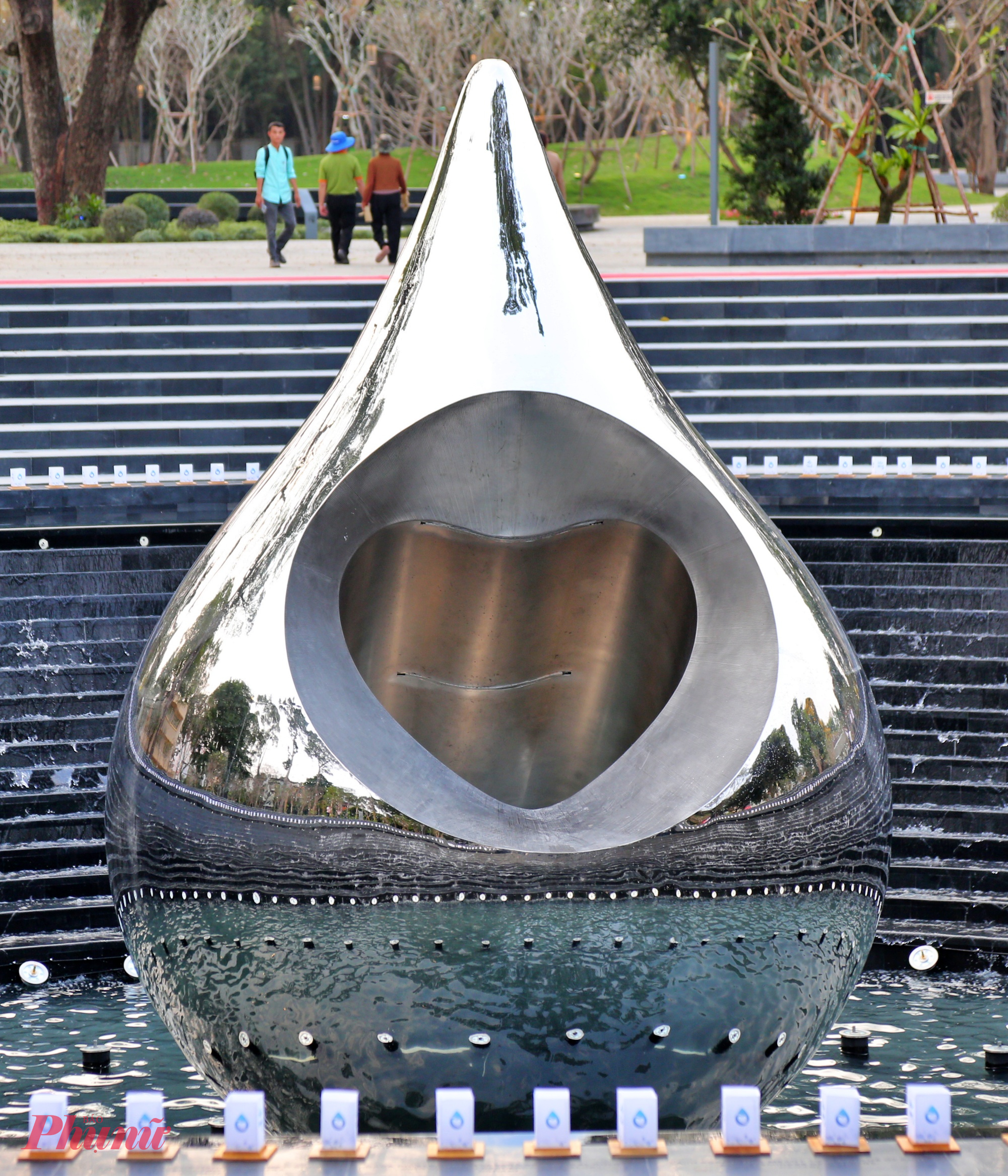 Tượng đài Giọt nước cao 6m, chu vi 13m, chế tác từ inox gương.