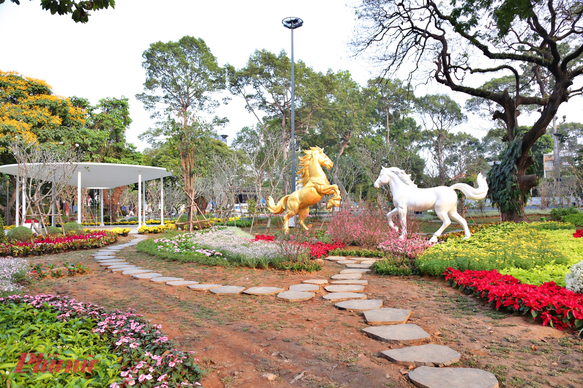 Các tiểu cảnh cặp linh vật ngựa cho Tết Bính Ngọ được đặt cạnh vườn mai.