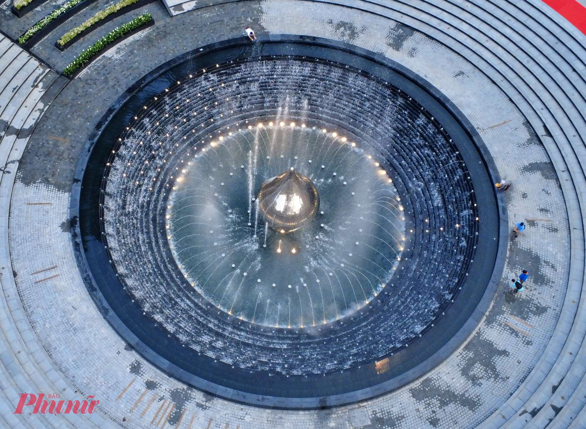 Tượng đài Giọt nước được thắp sáng lung linh và phun nước xung quanh. Hình ảnh giọt nước rơi xuống, tạo nên “hố ký ức” sâu khoảng 4m giữa lòng đất, gợi liên tưởng đến vết sẹo đau thương của quá khứ. 