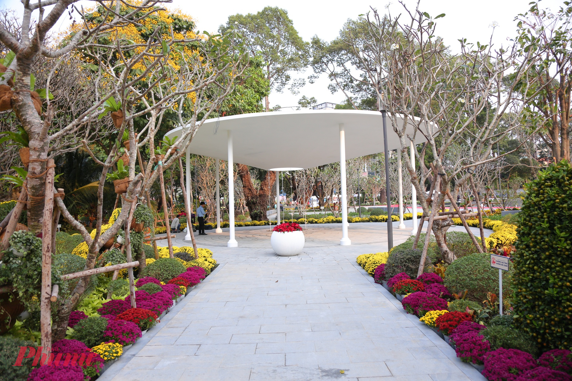 Dự án được triển khai trong điều kiện tiến độ đặc biệt gấp rút, duy trì 3 ca - 4 kíp với cao điểm tới 500 công nhân.