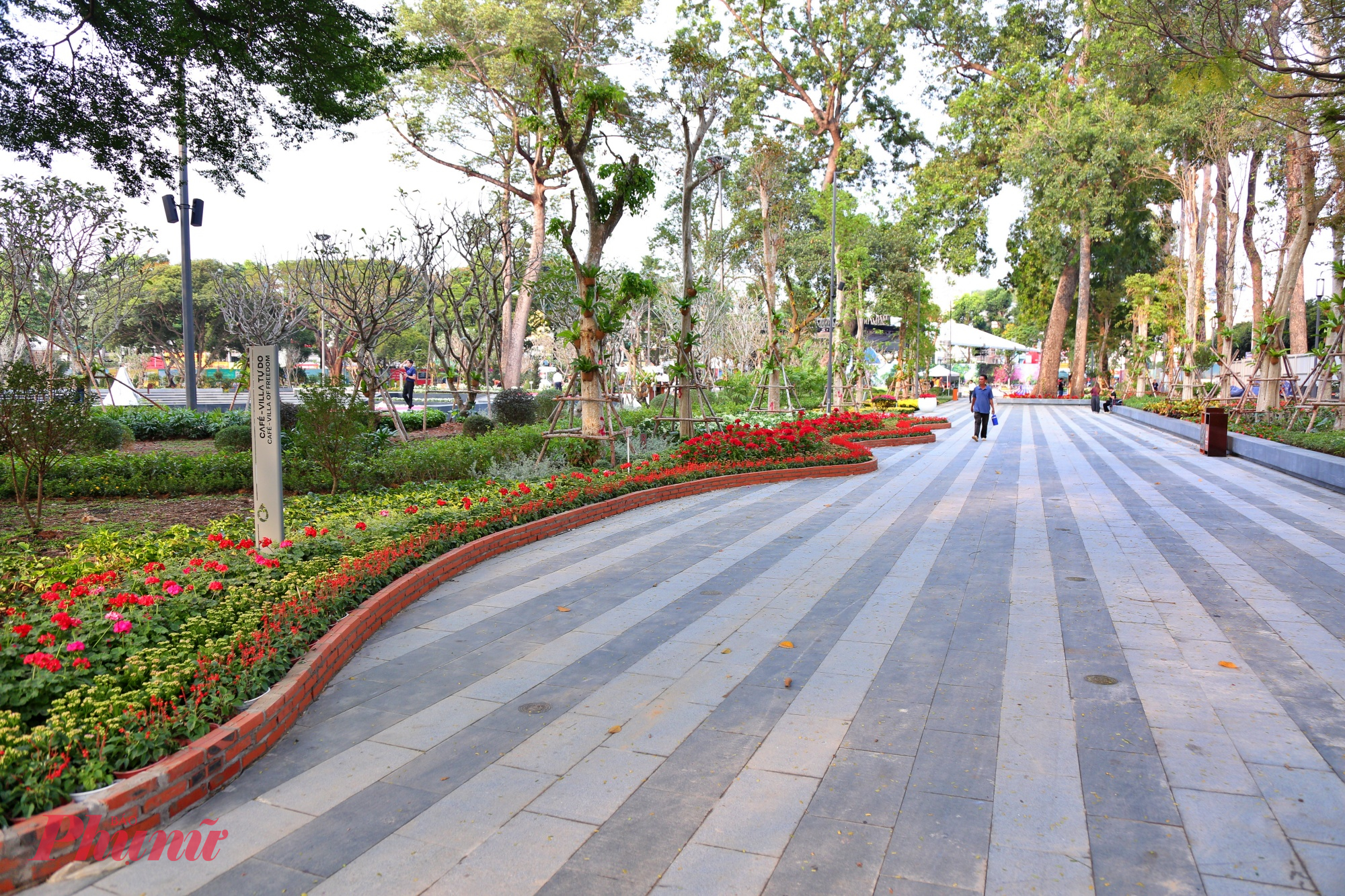 Một lối đi được thiết kế với phần nền đá cách điệu trong công viên