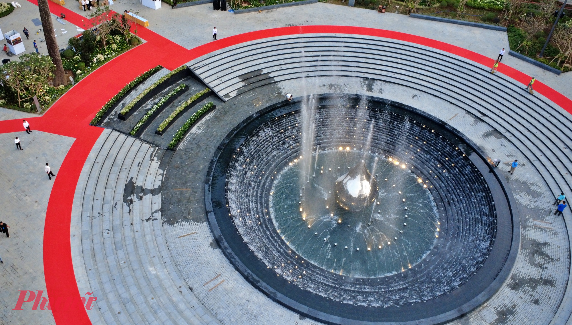 Phần đất đào lên được bồi đắp thành vườn đồi bên cạnh, thể hiện triết lý cân bằng âm - dương: lấy đi từ đâu, trả lại cho đất mẹ ở đó.