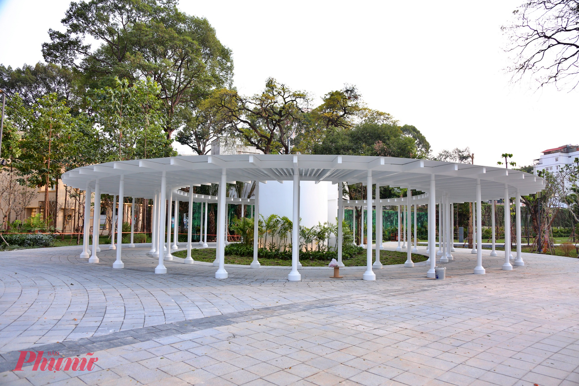 Gần 23.000m² đá được sử dụng, trong đó có 5.100m² granite Ấn Độ dày 30mm  vượt tiêu chuẩn thông thường. Riêng khu đài nước tưởng niệm gần 1.900m² huy động 25 nghệ nhân làng đá Non Nước, Ngũ Hành Sơn cùng 30 công nhân vận hành máy làm việc liên tục 30 ngày.