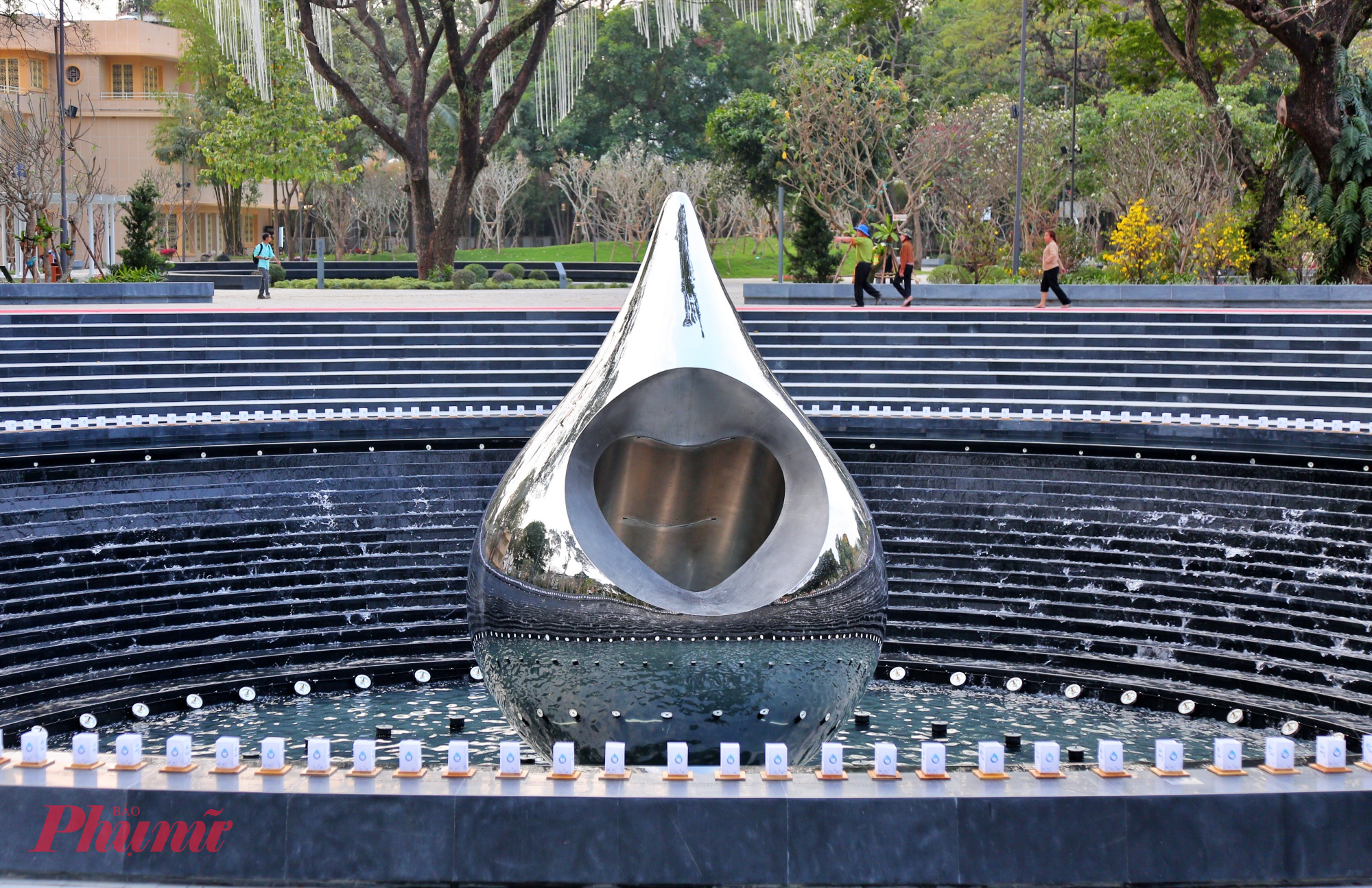 Ẩn sâu bên trong giọt nước là hình trái tim - biểu tượng của lòng trắc ẩn, của tình yêu thương đã nâng đỡ con người trong thời khắc gian khó nhất.