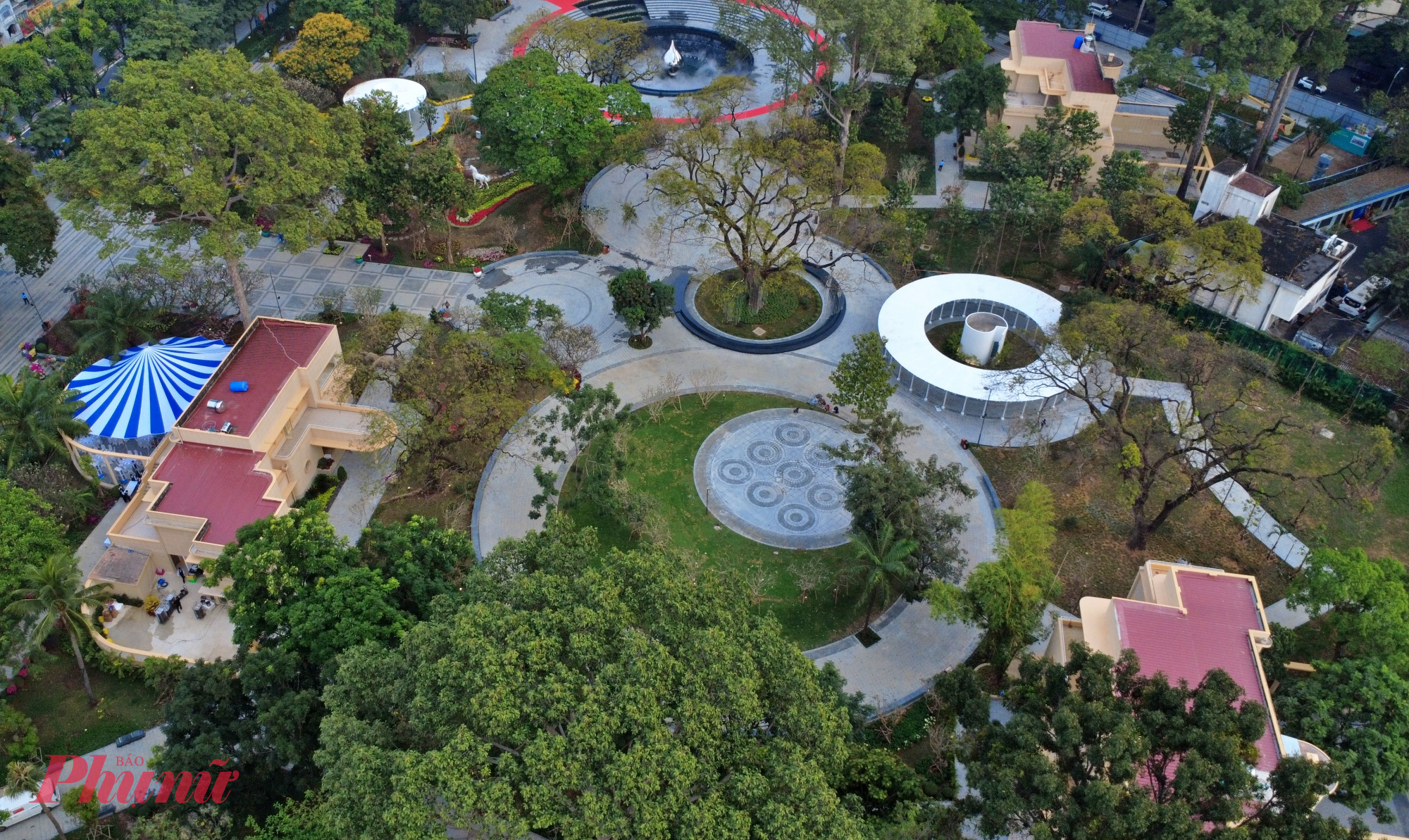 Không gian quảng trường được tổ chức như một hành trình cảm xúc.