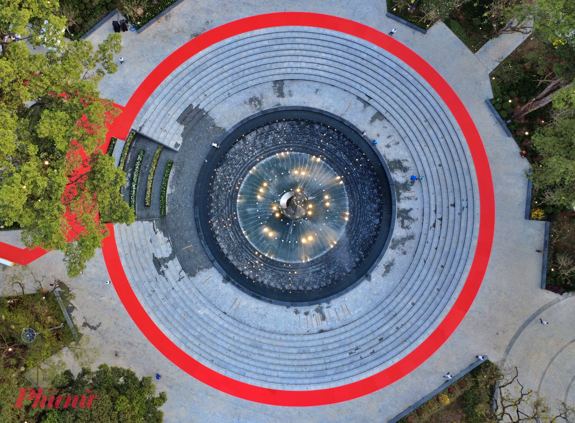 Toàn bộ khu đất hình tam giác được “làm mềm” bằng những đường dạo uốn lượn và các quảng trường tròn điểm xuyết như hạt mưa trên mặt nước. Trung tâm là quảng trường tròn rộng 1.800m², nơi đặt tượng đài Giọt nước.