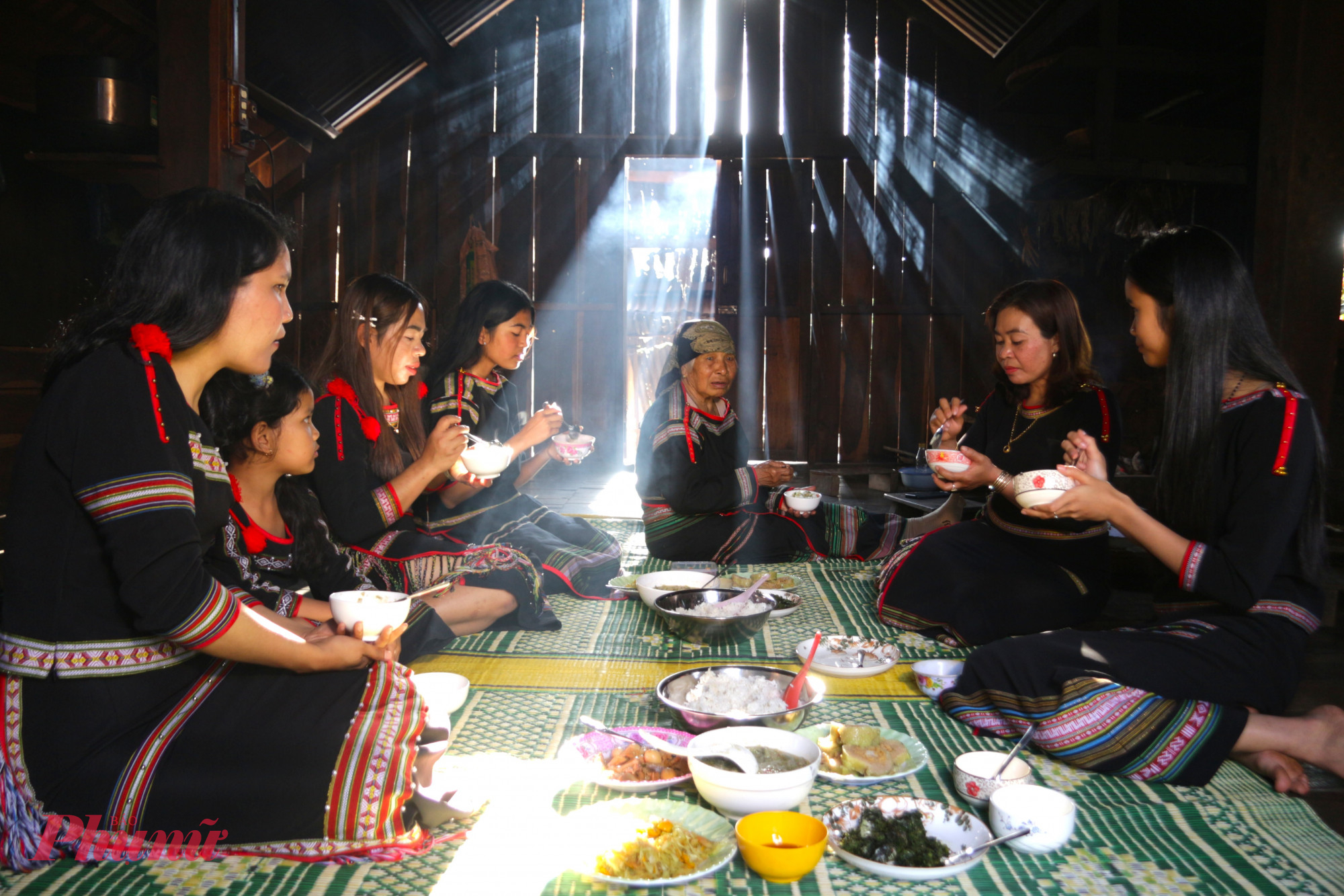 Hương tết dưới mái nhà dài Ê Đê Bữa cơm đoàn viên trong ngày Tết đầy ấm cúng