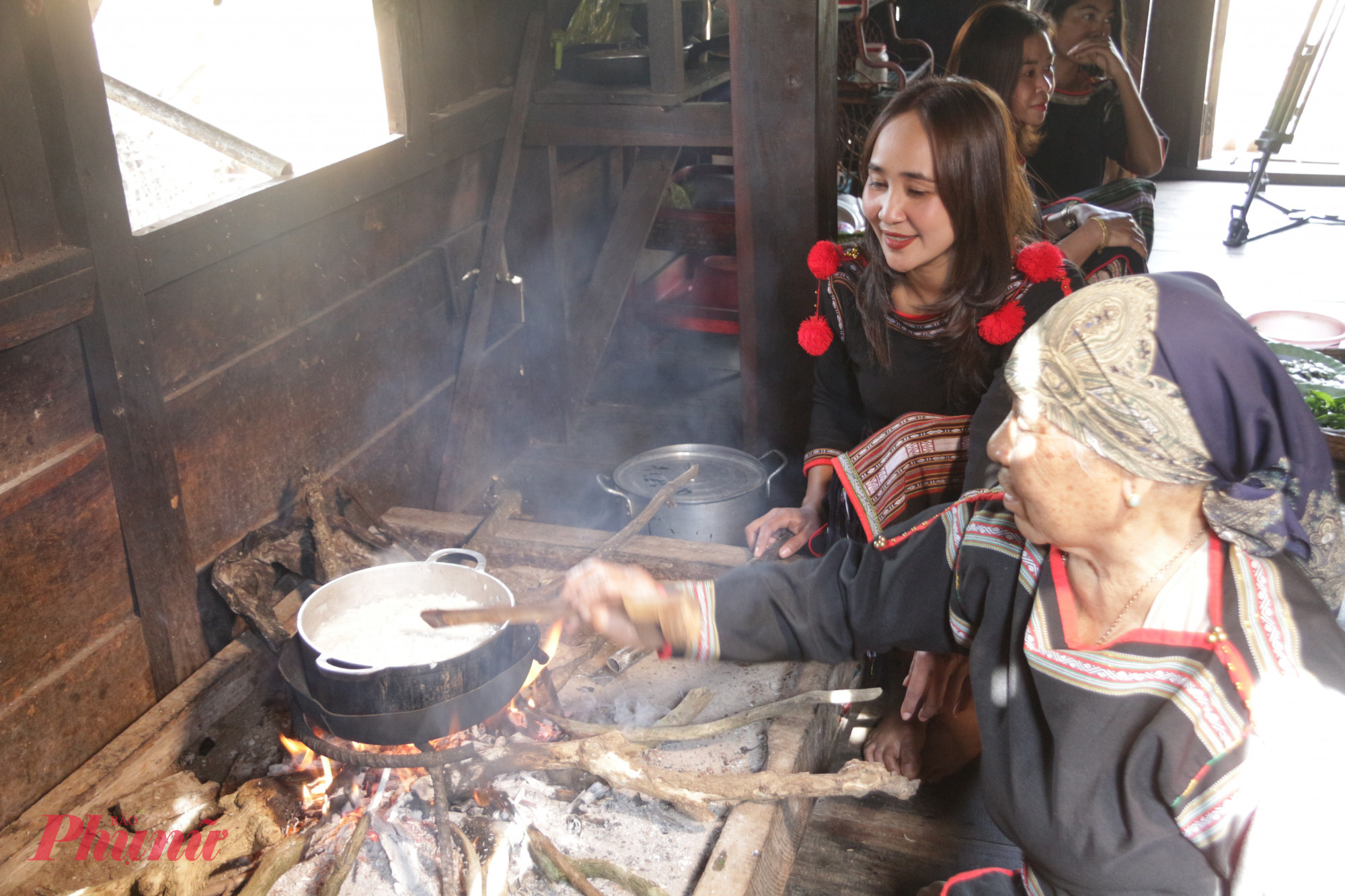 Hương tết dưới mái nhà dài Ê Đê Người phụ nữ lớn tuổi trong gia đình truyền dạy cho con cháu cách nấu từng món ăn