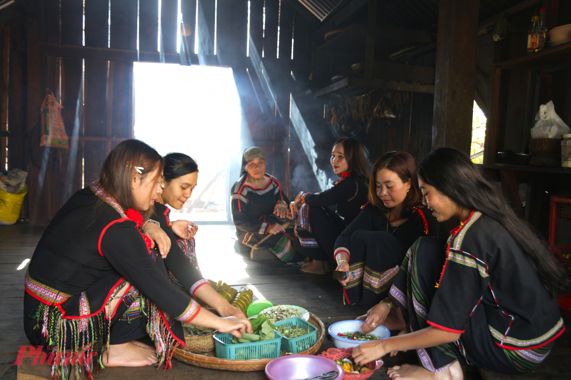 Hương tết dưới mái nhà dài Ê Đê Mọi người cùng nhau chuẩn bị nguyên liệu để nấu các món ăn trong dịp Tết Nguyên đán
