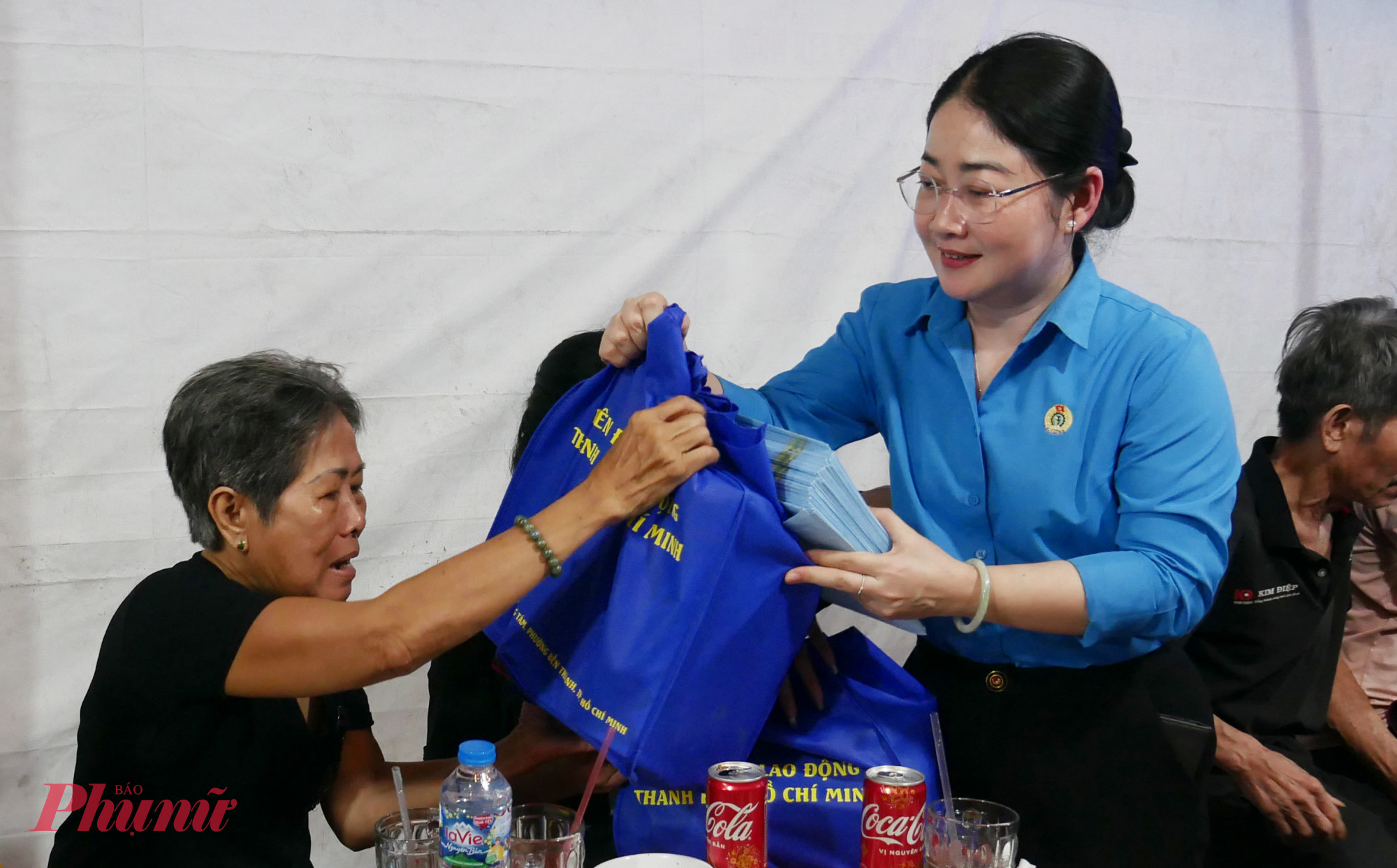 Bà Nguyễn Kim Loan - Phó Chủ tịch Liên đoàn Lao động TPHCM - tặng quà đến tết công nhân, nữ công nhân - Ảnh: Trang Nguyễn 