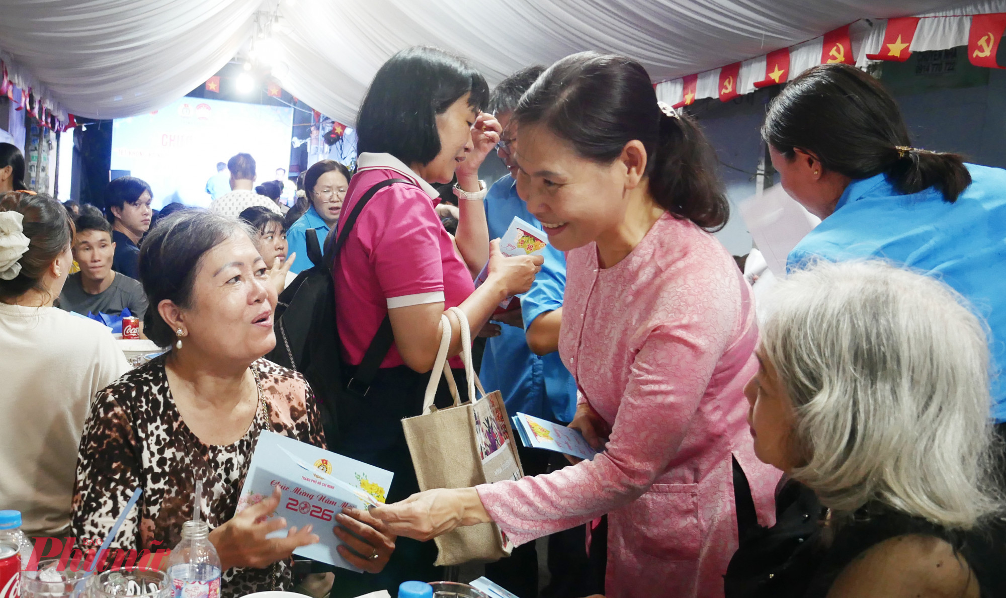 Bà Lê Thị Kim Thu - tặng tặng quà đến công nhân, nữ công nhân 