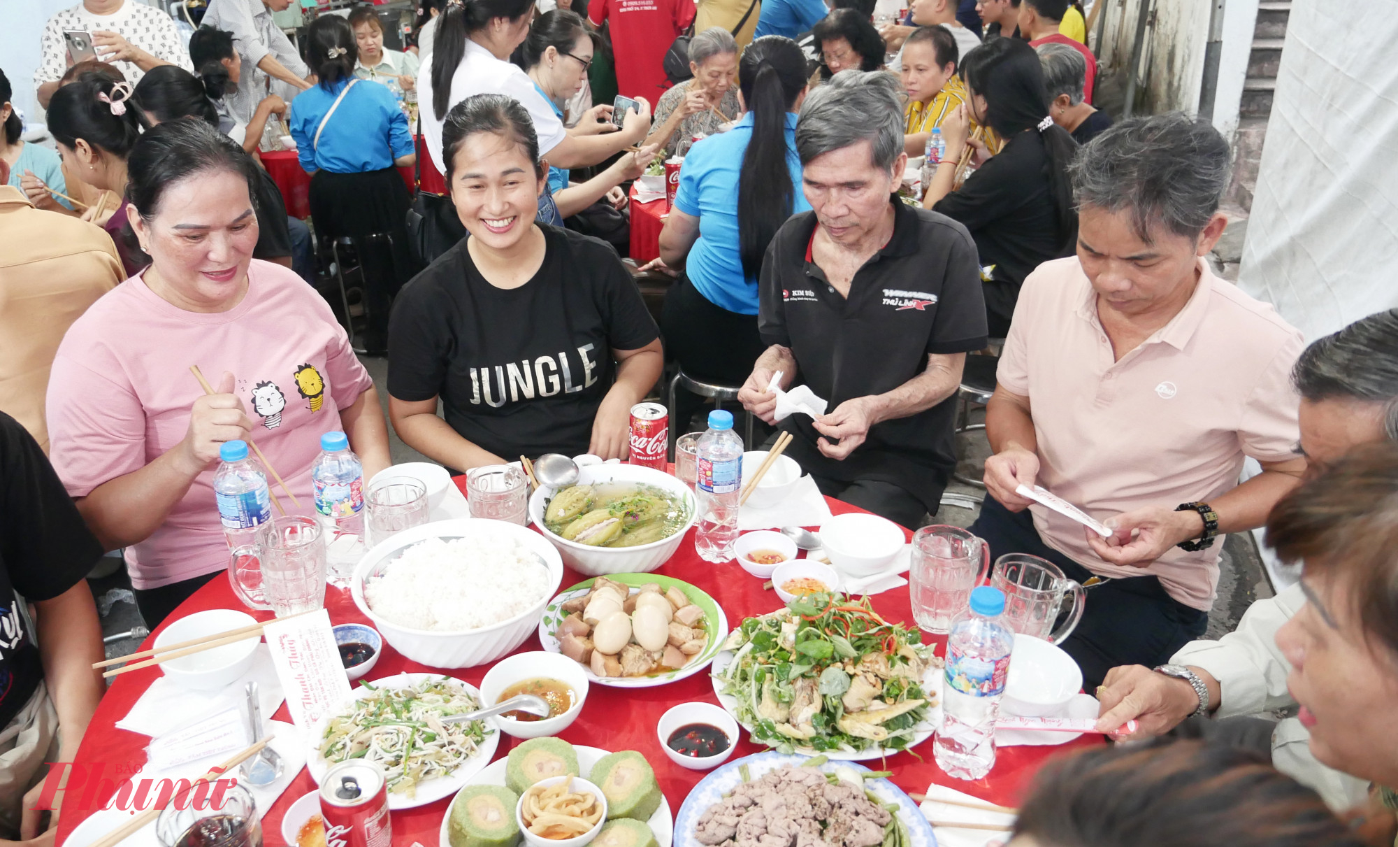 Bữa cơm đoàn viên của công nhân không có điều kiện về quê ăn tết - Ảnh: Trang Nguyễn