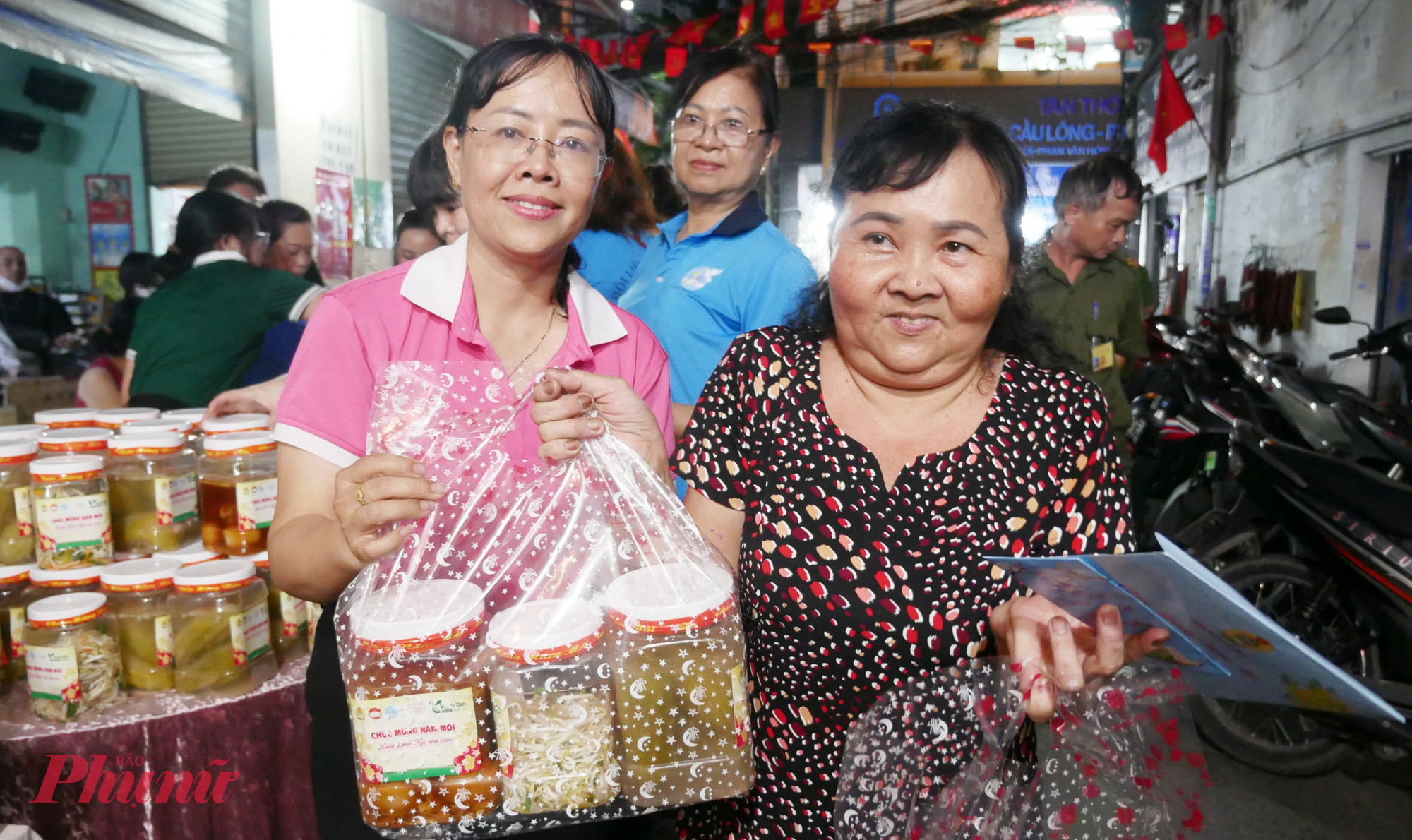 Bà Nguyễn Ngọc Yến – Phó chủ tịch Ủy ban MTTQ, Chủ tịch Hội LHPN phường Đông Hưng Thuận - tặng những phần thịt kho trứng, canh khổ qua, bánh tét đến công nhân 