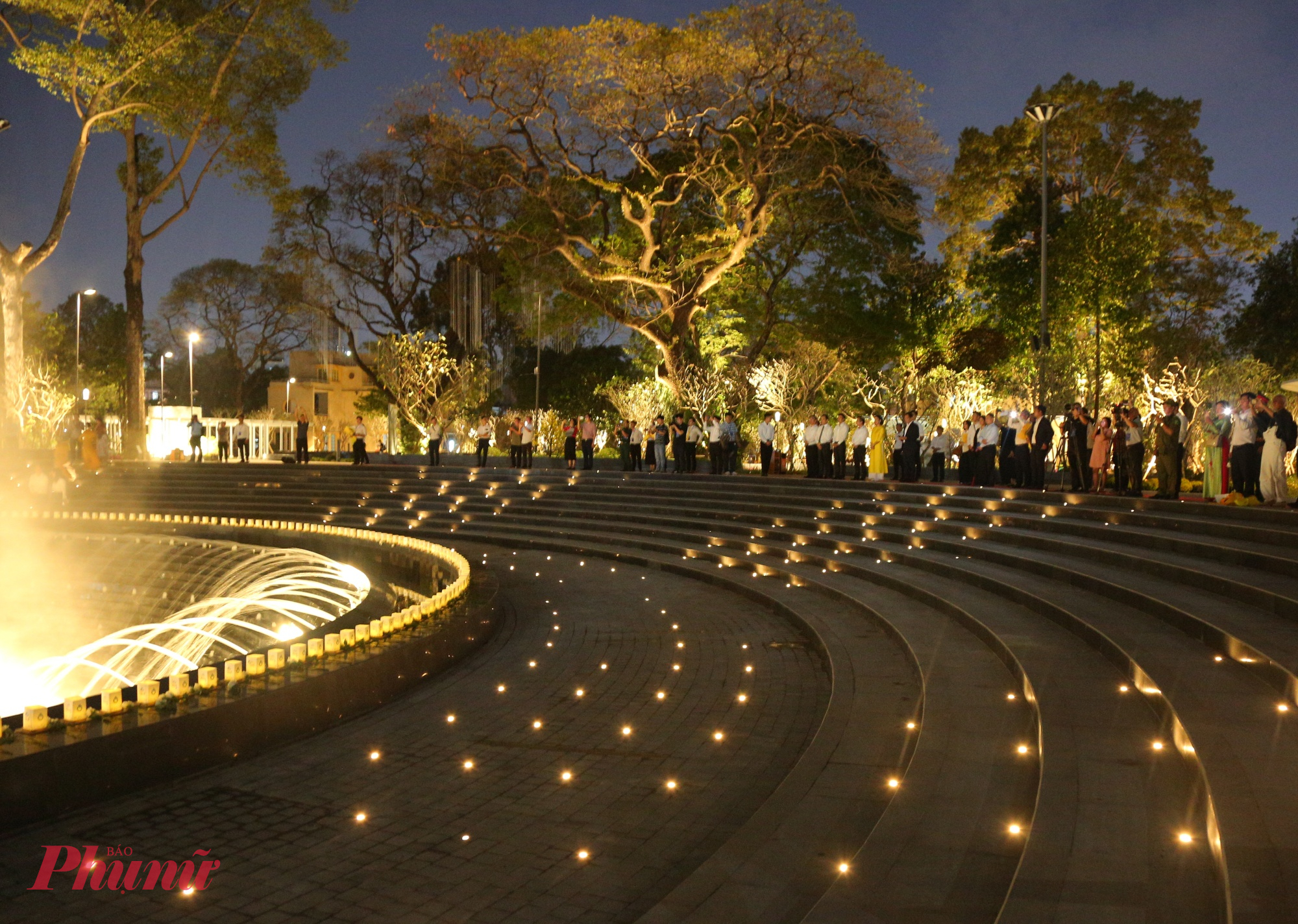 Lãnh đạo TPHCM và các vị đại biểu đứng xung quanh Giọt nước 