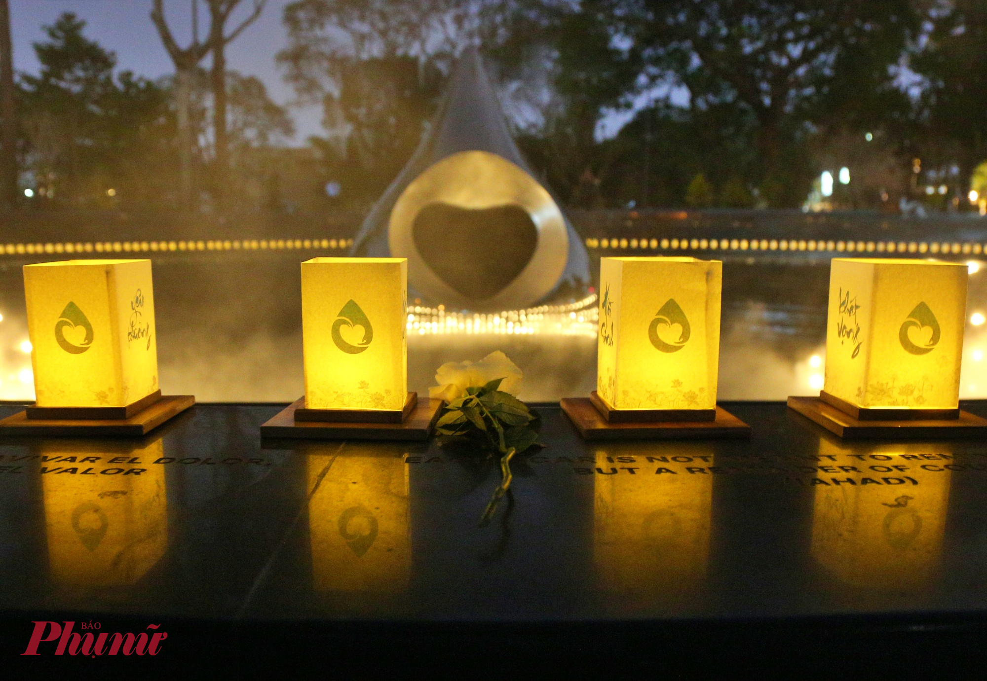 Bông hồng được các lãnh đạo TPHCM đặt xung quanh Giọt nước để tưởng nhớ đến những nạn nhân của COVID-19 - Ảnh: Nguyễn Văn