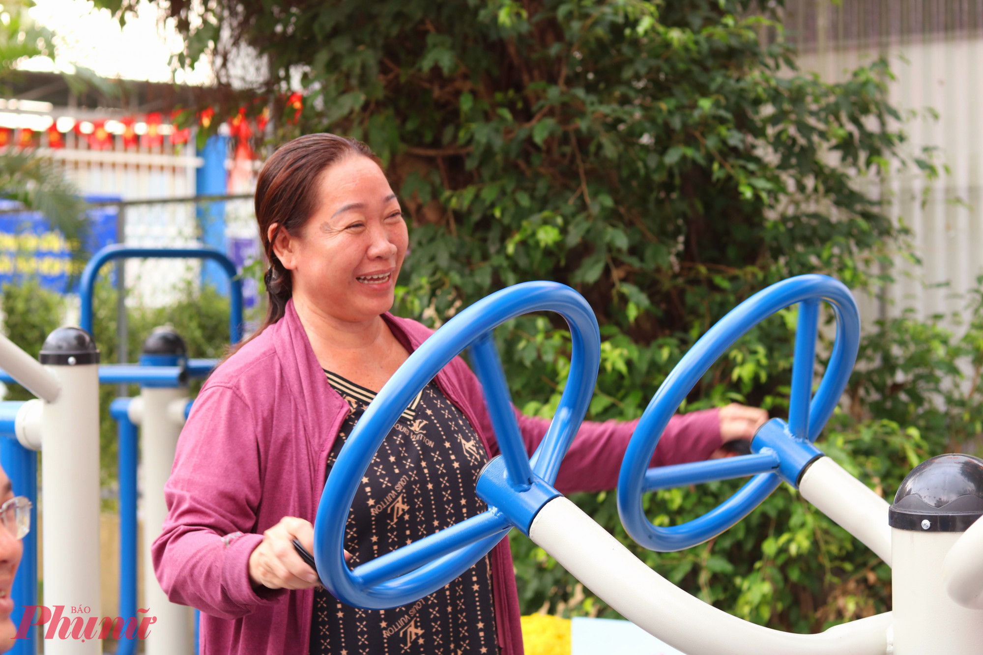 Người dân phấn khởi khi địa bàn khu phố có khu vui chơi khang trang với nhiều máy tập thể dục và cây xanh - Ảnh: Mẫn Nhi
