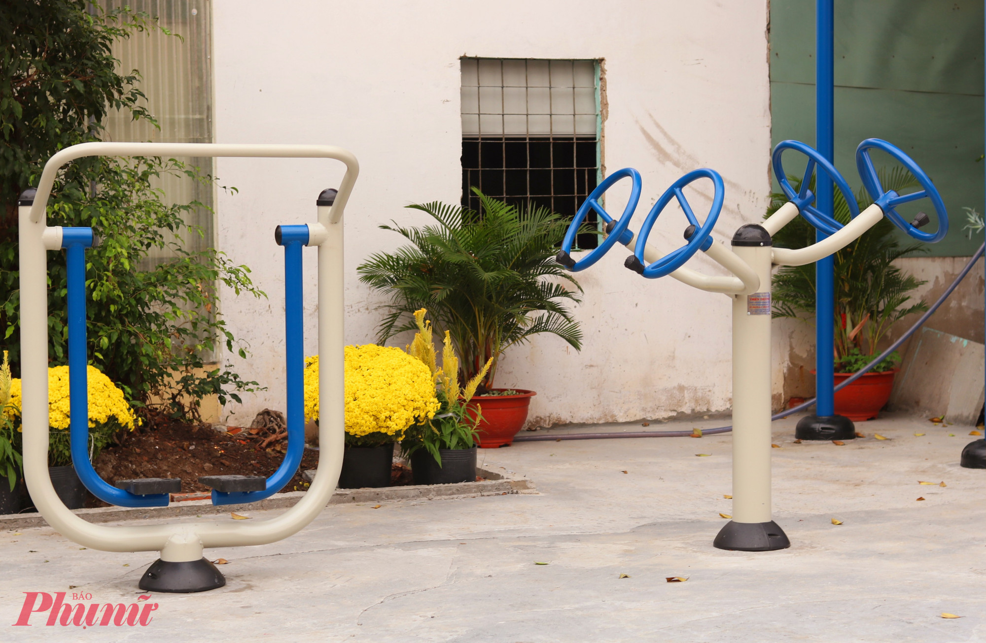 Khu vui chơi được đầu tư các máy tập thể dục ngoài trời phục vụ nhu cầu rèn luyện sức khoẻ của người dân - Ảnh: Mẫn Nhi