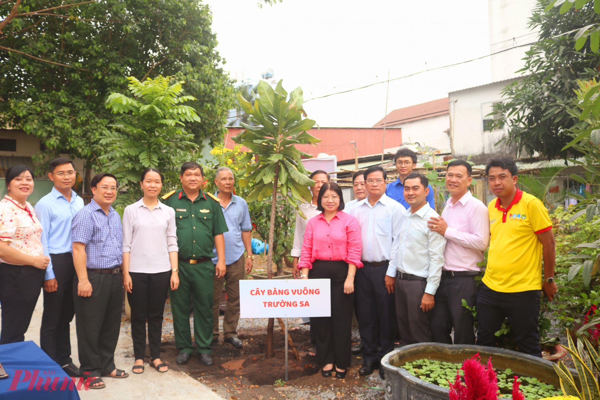 Đại biểu cùng trồng và chụp hình kỷ niệm bên cây bàng vuông trong khuôn viên khu vui chơi - Ảnh: Mẫn Nhi