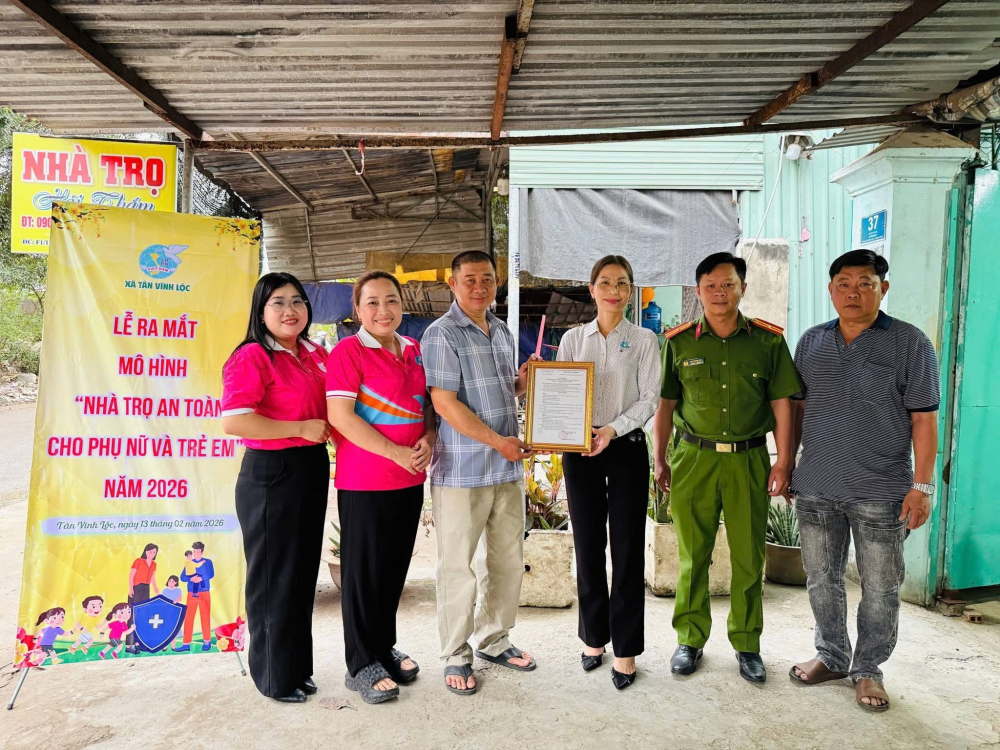    Tại buổi lễ, Ban tổ chức đã công bố quyết định thành lập, trao bảng công nhận mô hình và ký cam kết phối hợp giữa Hội – chủ nhà trọ – người thuê trọ trong việc thực hiện các tiêu chí an toàn.