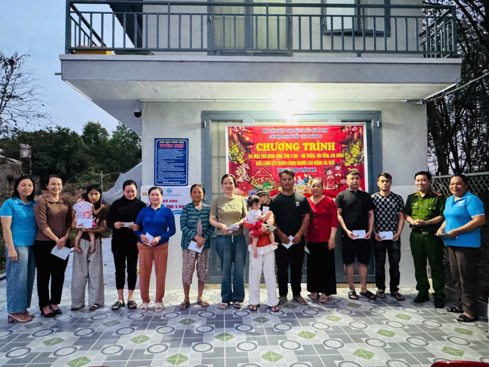 Chi hội phụ nữ ấp trao quà cho công nhân khu nhà trọ