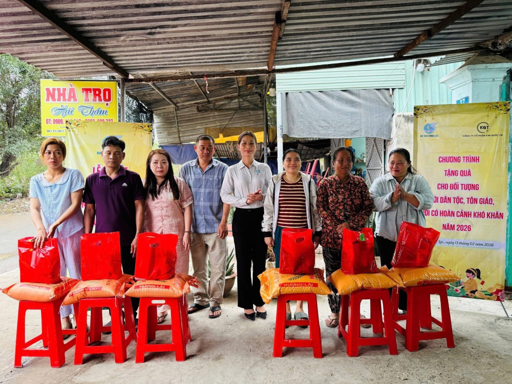 Nhân dịp này, Hội LHPN xã cũng trao 20 phần quà cho thiếu nhi nhằm động viên các em vươn lên trong học tập; đồng thời trao tặng thêm 20 phần quà cho công nhân lao động có hoàn cảnh khó khăn. Ảnh: Hội LHPN xã Tân Vĩnh Lộc