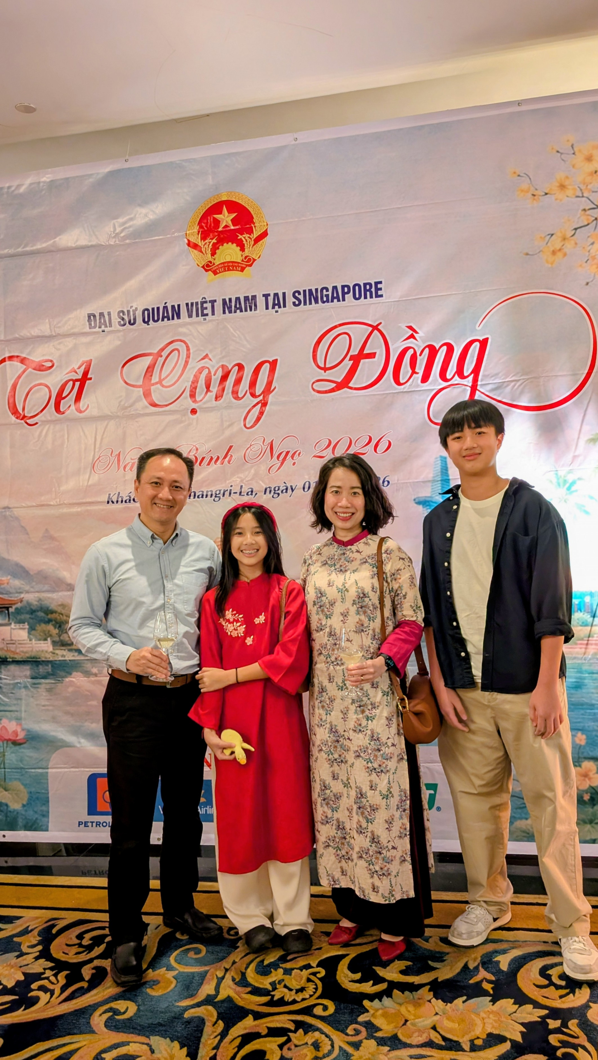 Hà Minh và bố mẹ, anh trai. Ảnh: Lê Nam