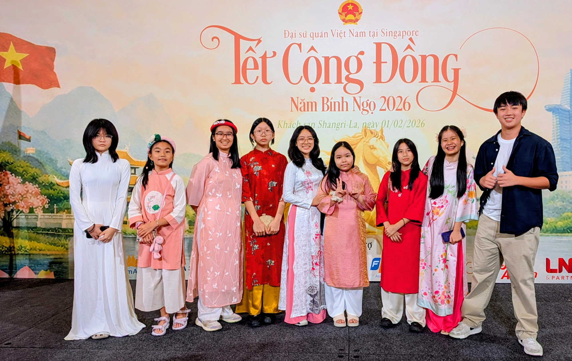 Hà Minh (thứ ba từ phải qua) và các bạn Việt Nam tại sự kiện Tết cộng đồng. Ảnh: Gia đình cung cấp