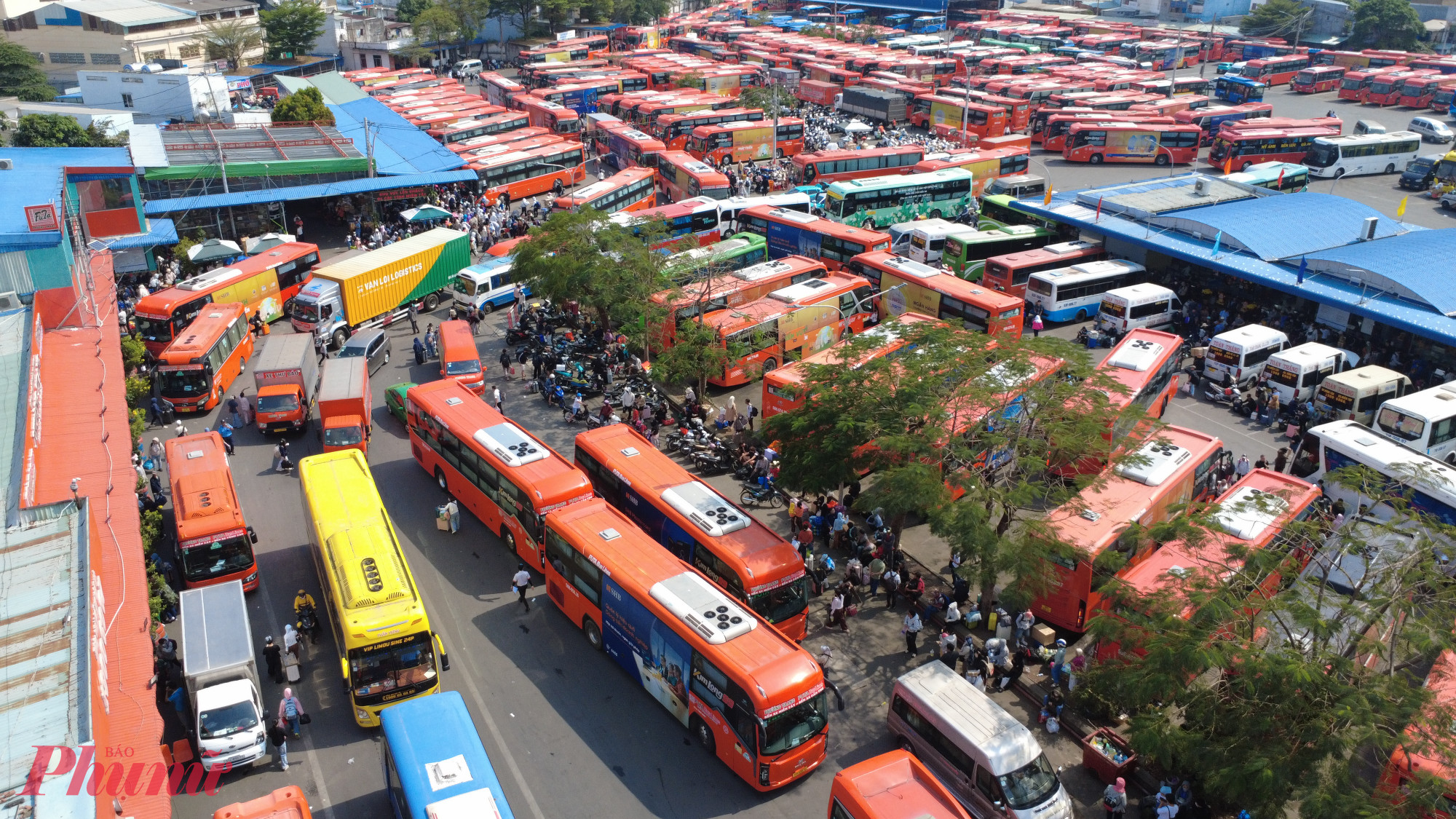 Xe khách nối đuôi nhau xuất bến đưa người dân về quê ăn tết.