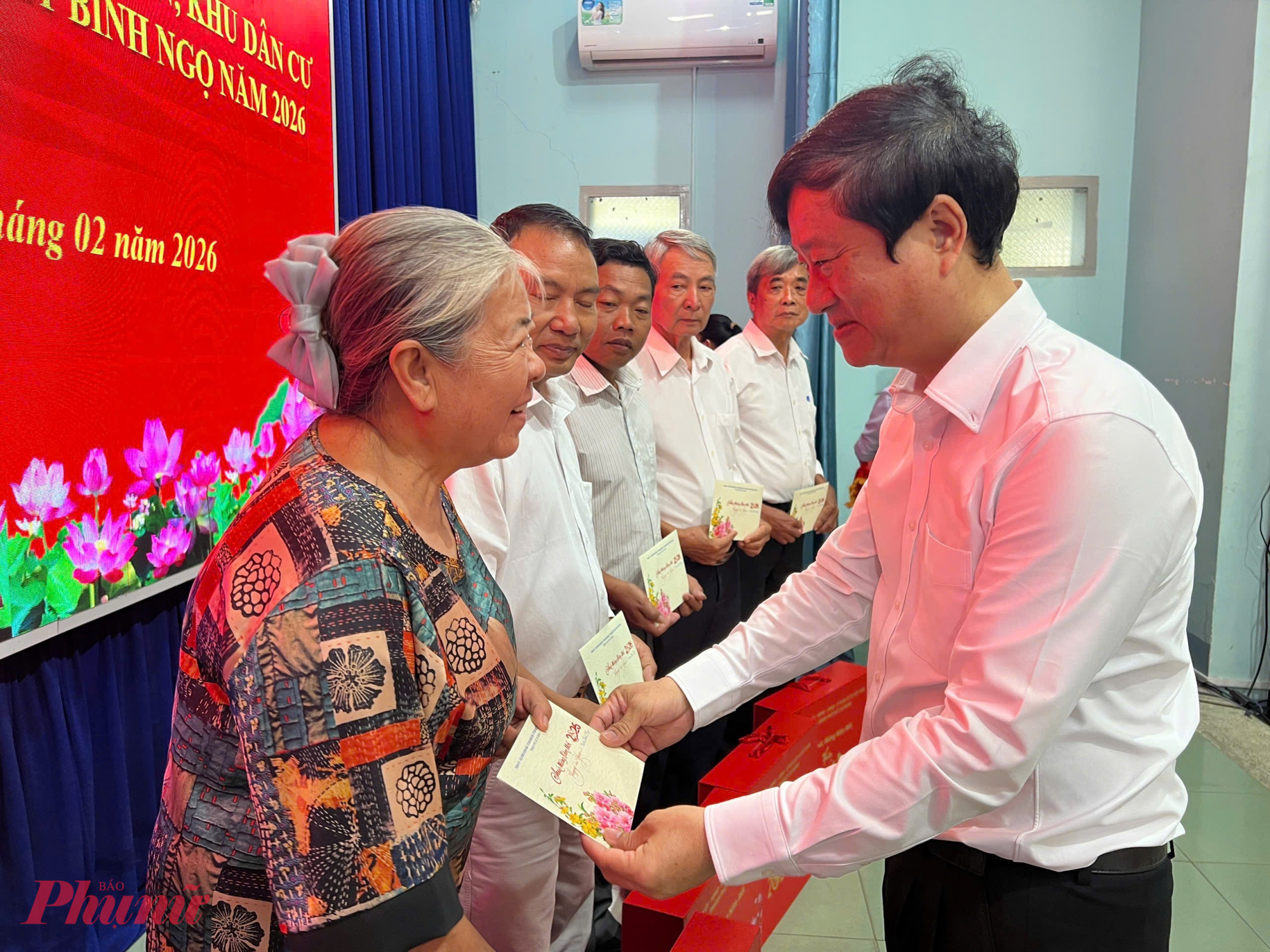 Ông Võ Văn Minh chia sẻ, động viên bí thư chi bộ đón Tết Bính Ngọ - Ảnh: Thanh Tâm