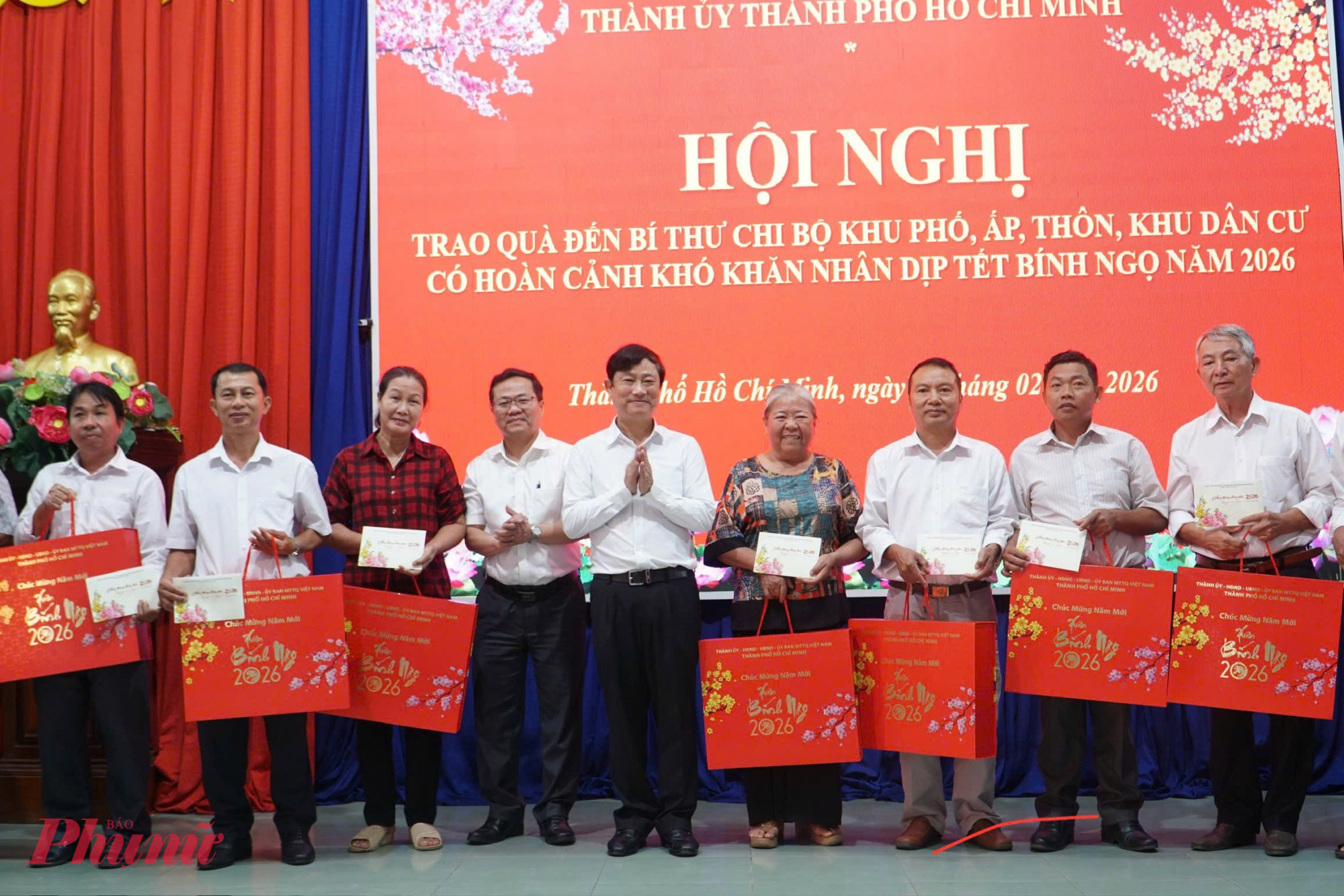 Chủ tịch HĐND TPHCM Võ Văn Minh trao quà Tết cho bí thư chi bộ cơ sở - Ảnh: Thanh Tâm