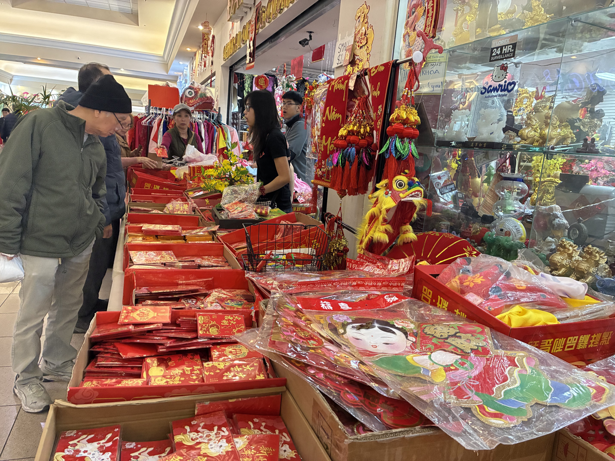 Cộng đồng người Việt ở San Jose chuẩn bị đón tết Không khí mua sắm nhộn nhịp tại Grand Century Mall - Ảnh: C.Y