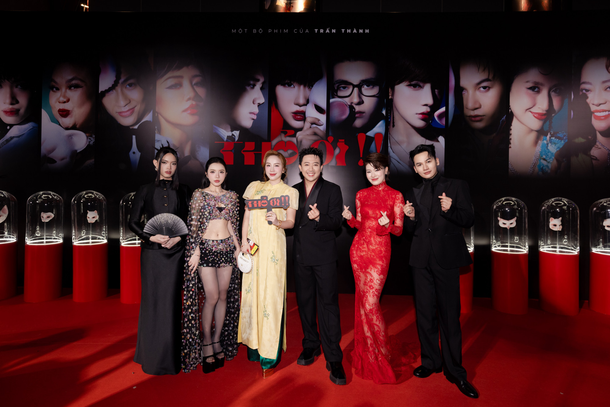 Ca sĩ Bảo Thy chụp hình cùng Trấn Thành và dàn diễn viên của phim 